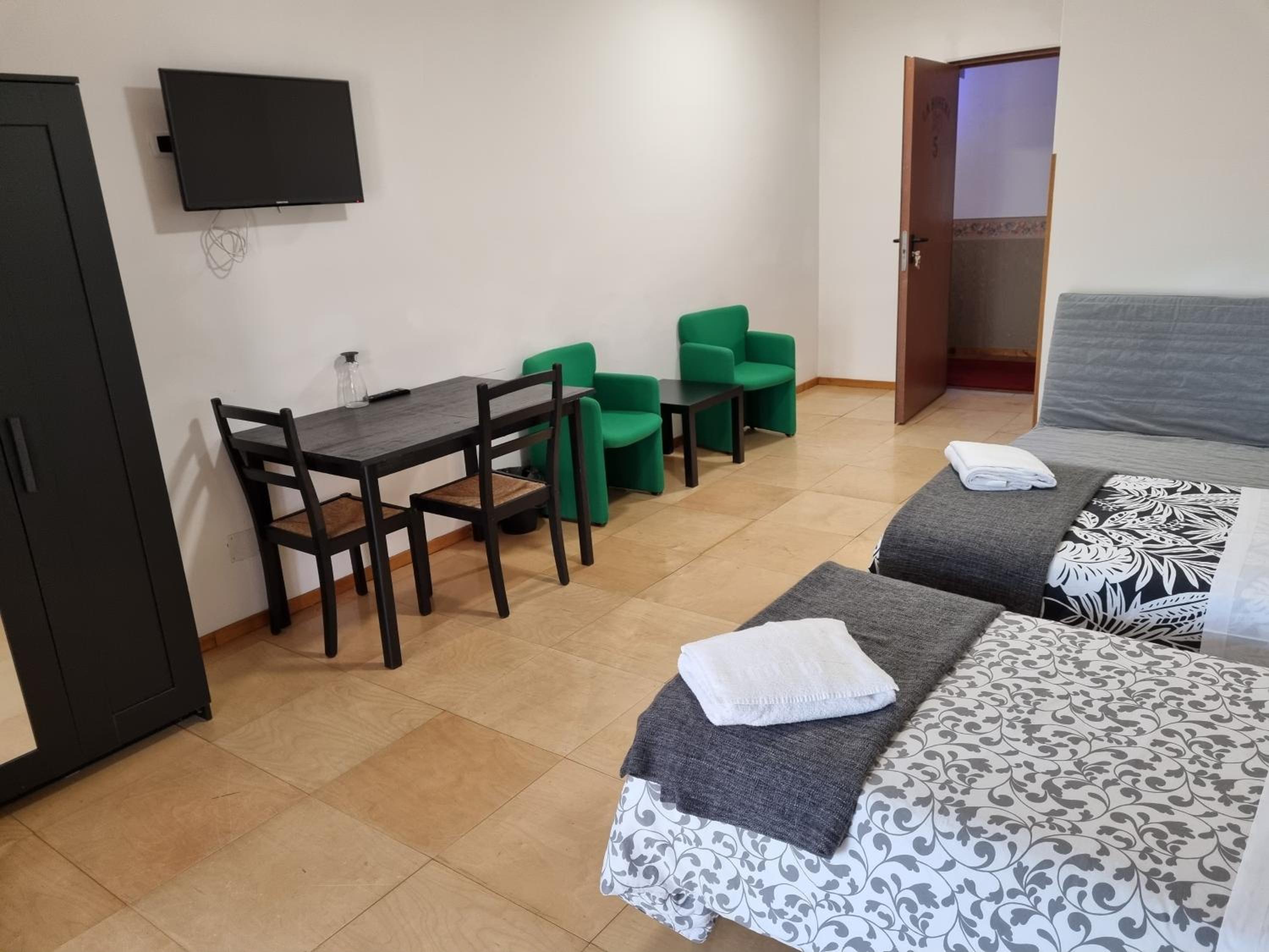 Twin Room - Photo 7