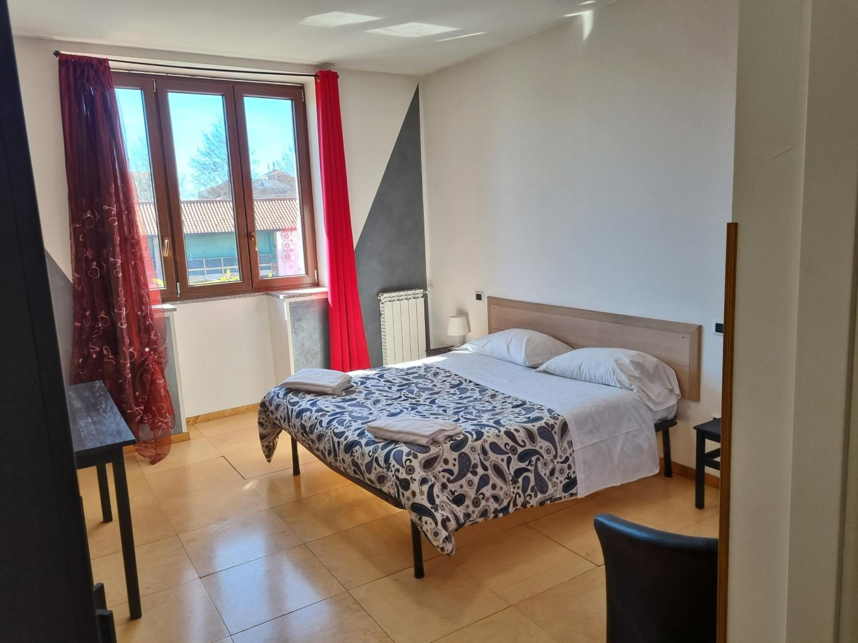 Large Double Room - Photo 1