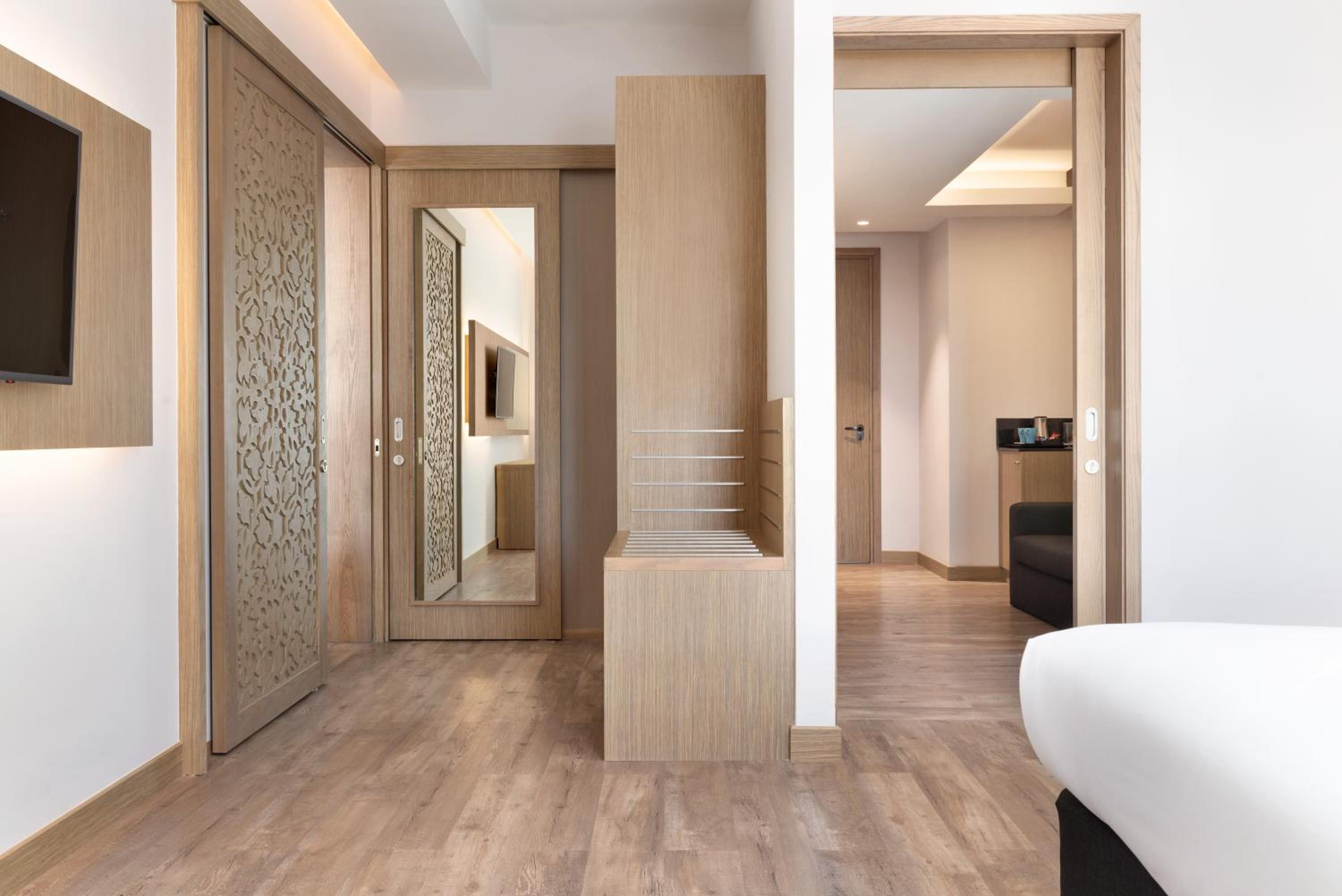 Executive King Suite - Photo 3