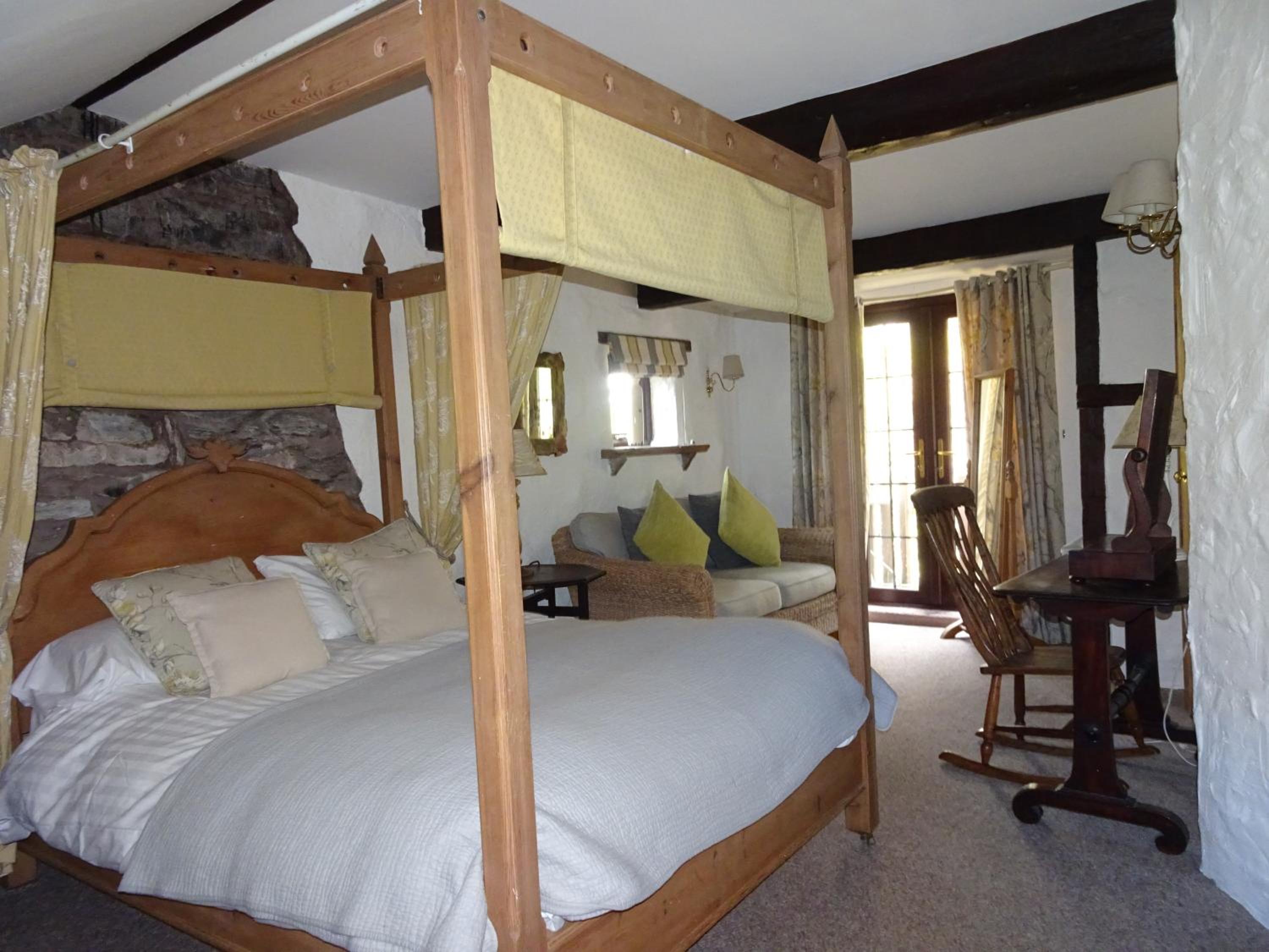 Four Poster Suite with Spa Bath photo 2