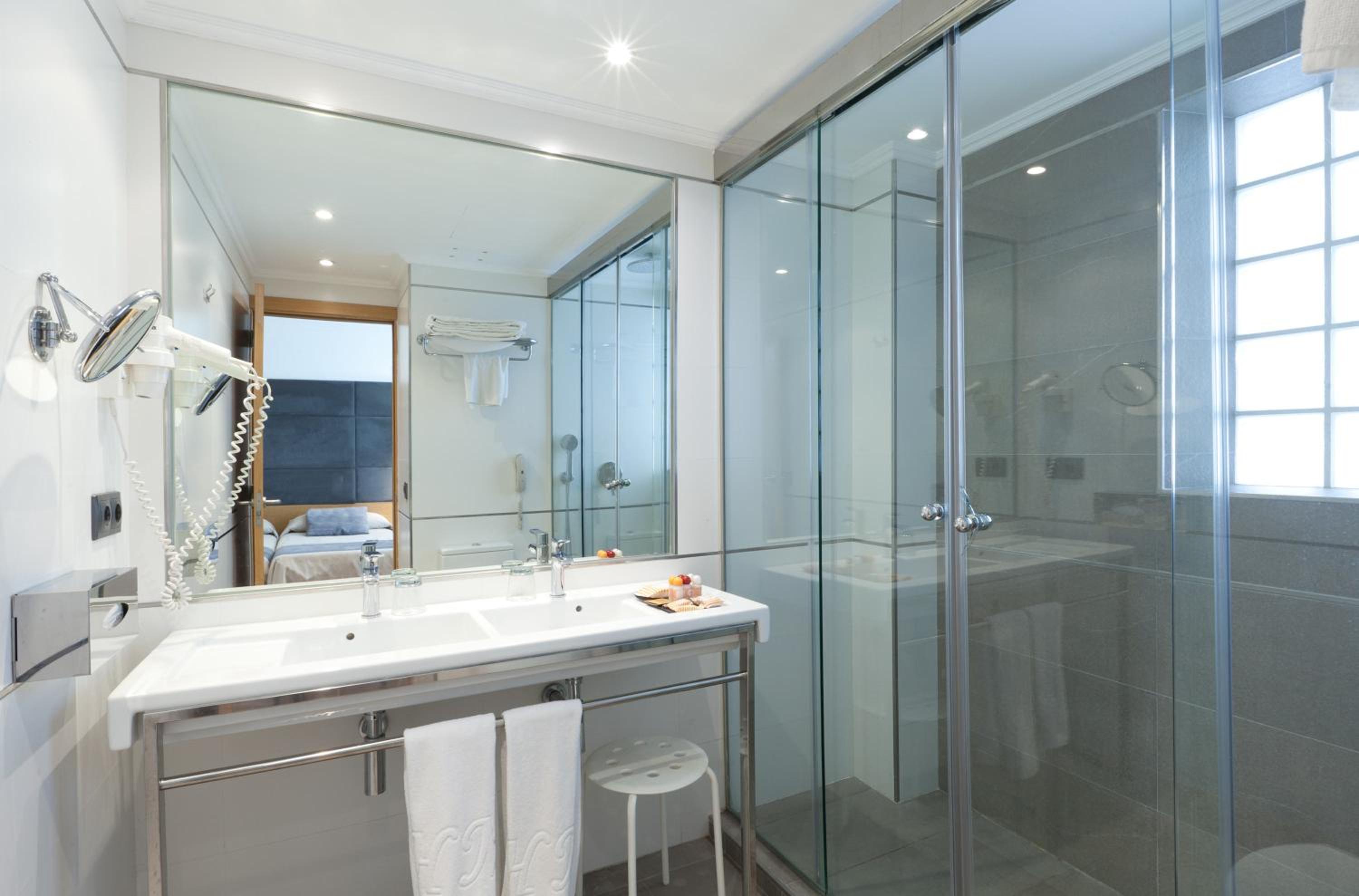 Double or Twin Room - Photo 2