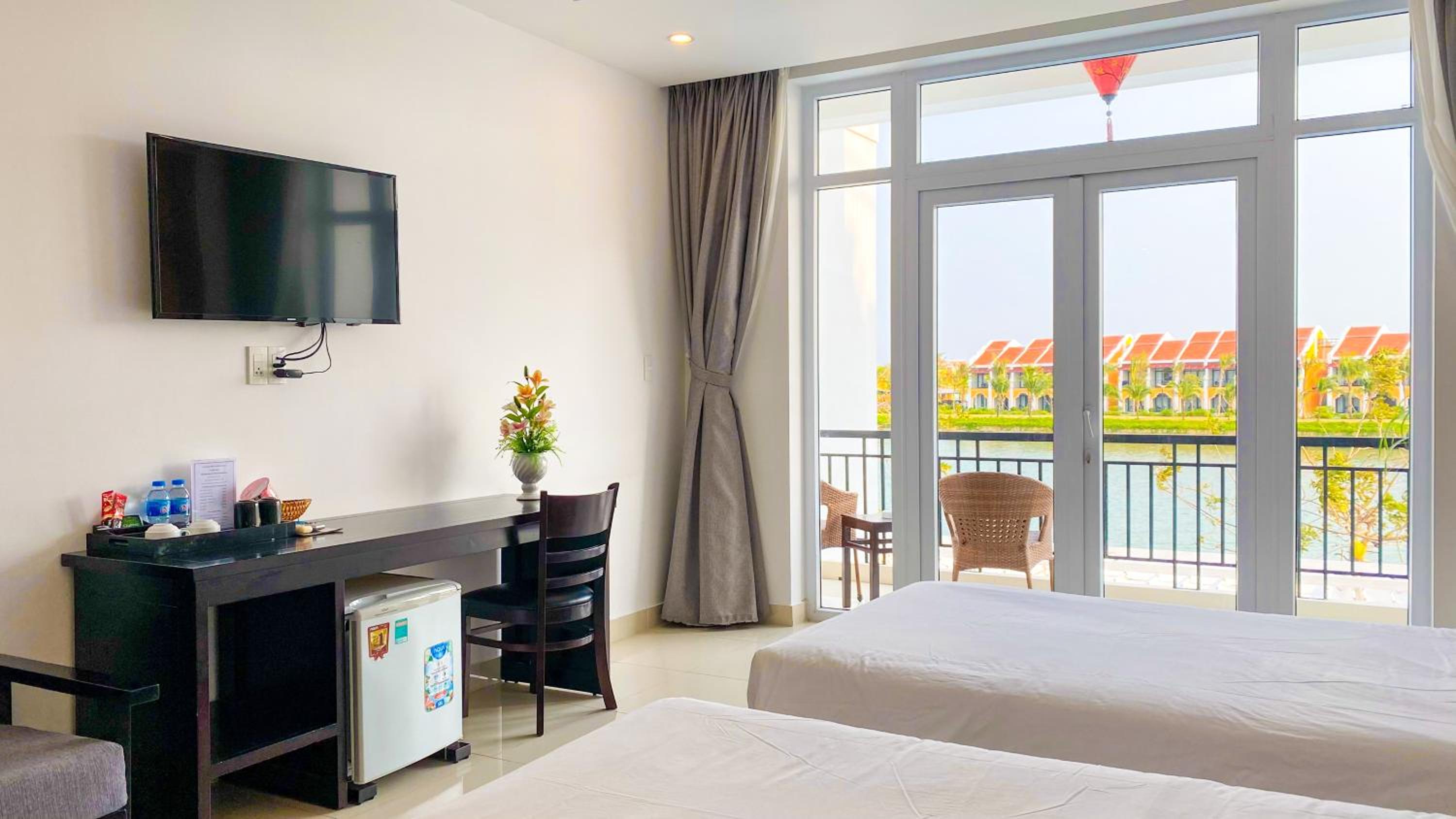 Deluxe Twin Room with Balcony and River View photo 3