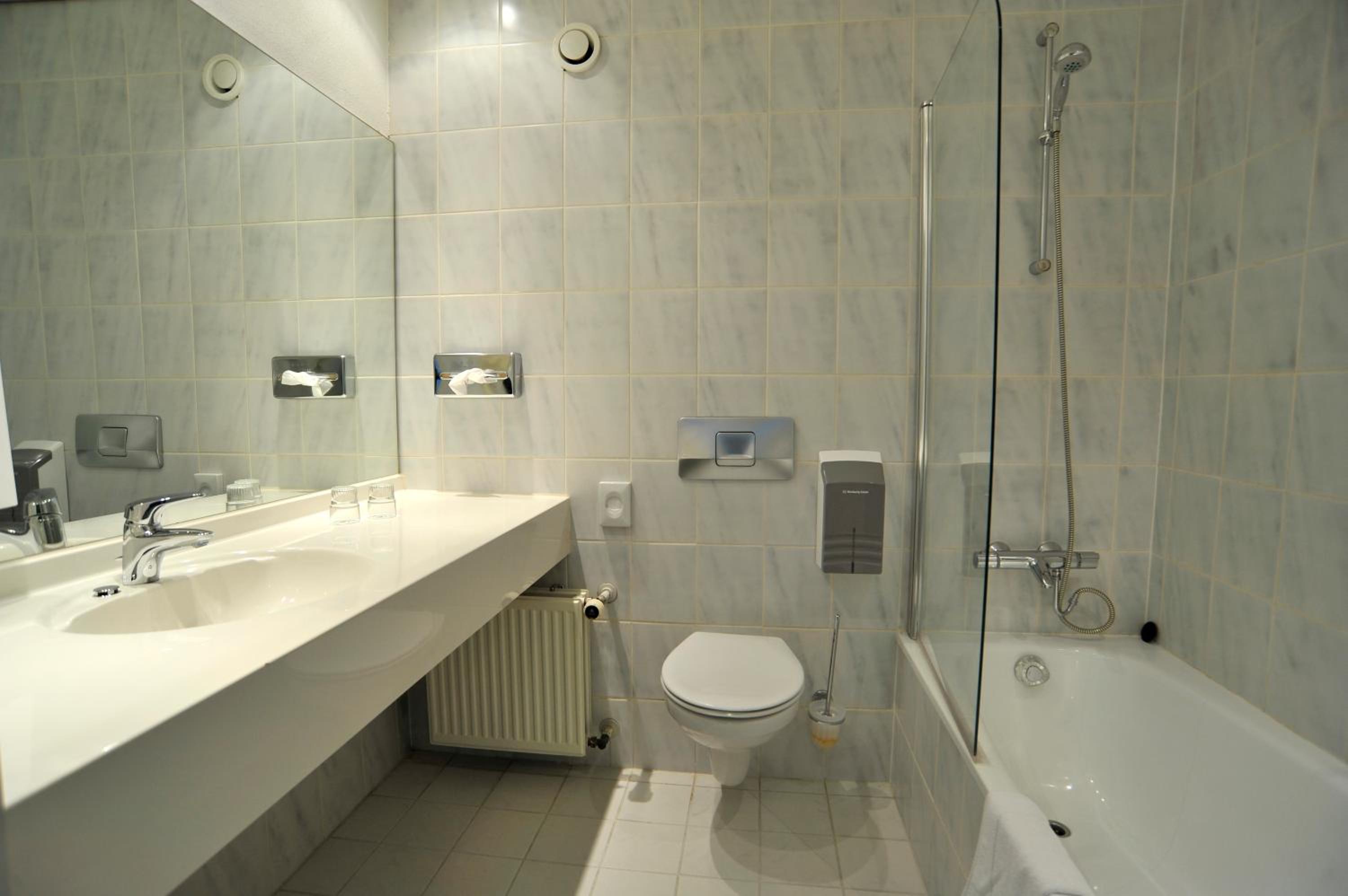 Spacious Comfort Double Room with Balcony - Photo 3
