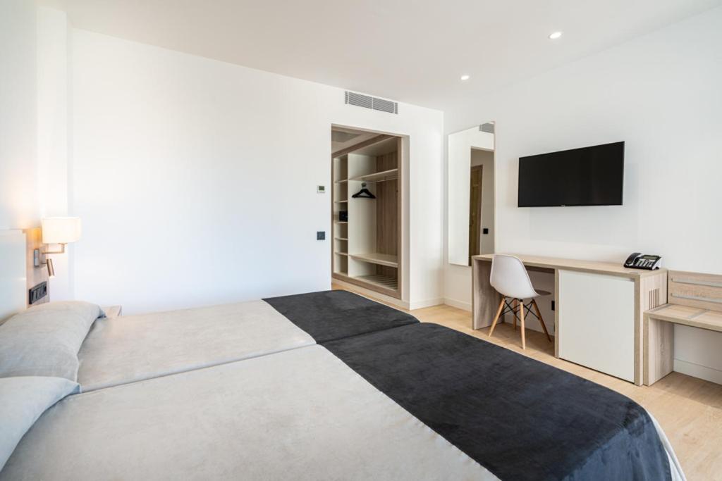 Double Room with Side Sea View - Photo 2