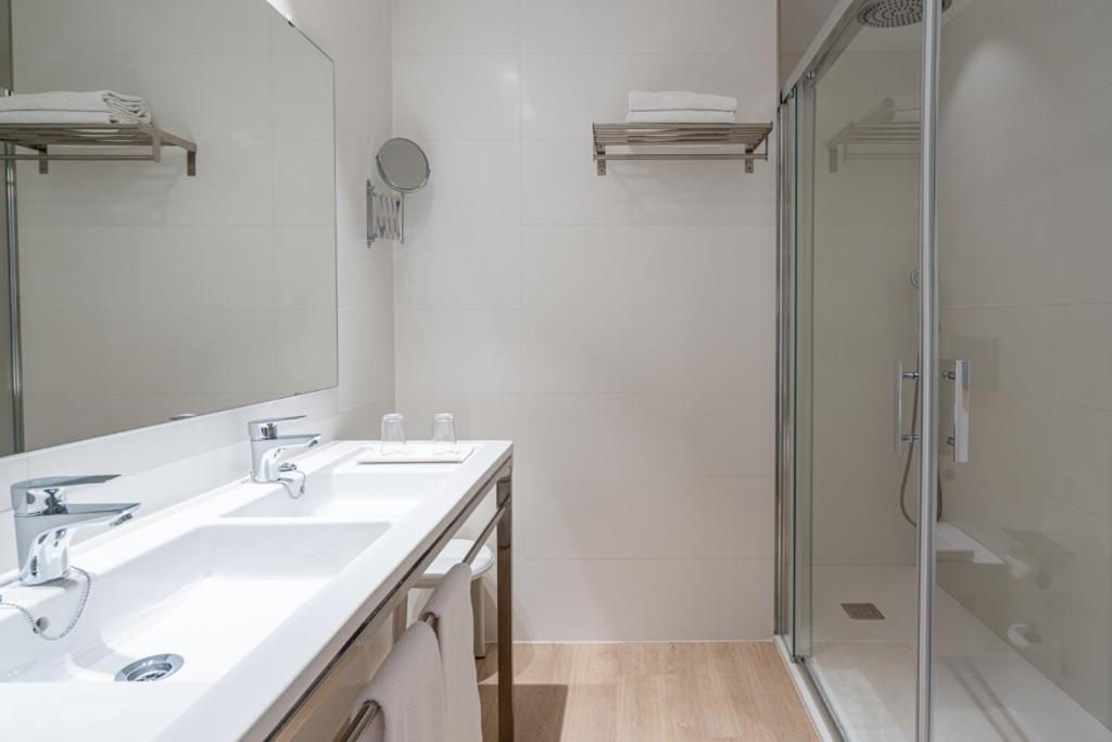 Double Room with Side Sea View - Photo 4