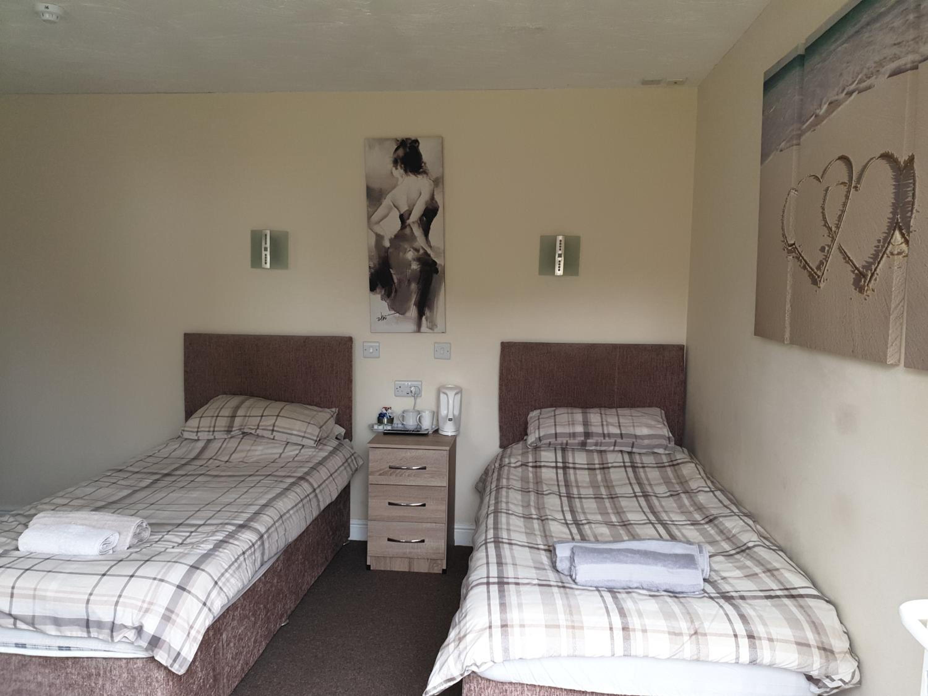 Twin Room with Ensuite Bathroom photo 1