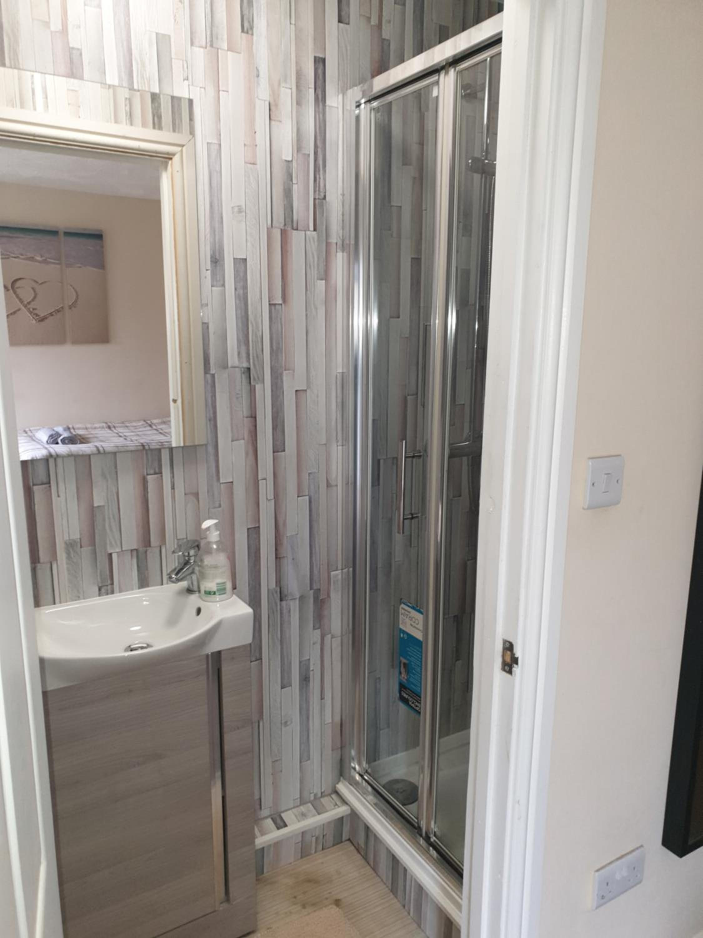 Twin Room with Ensuite Bathroom photo 2