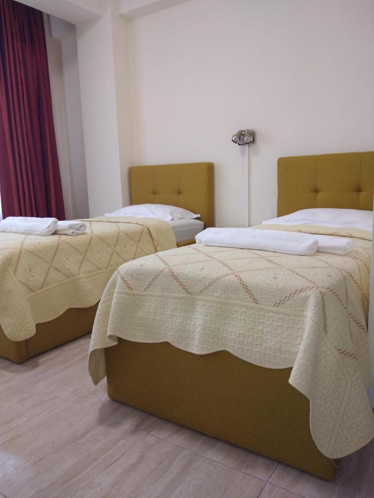 Twin Room - Photo 3