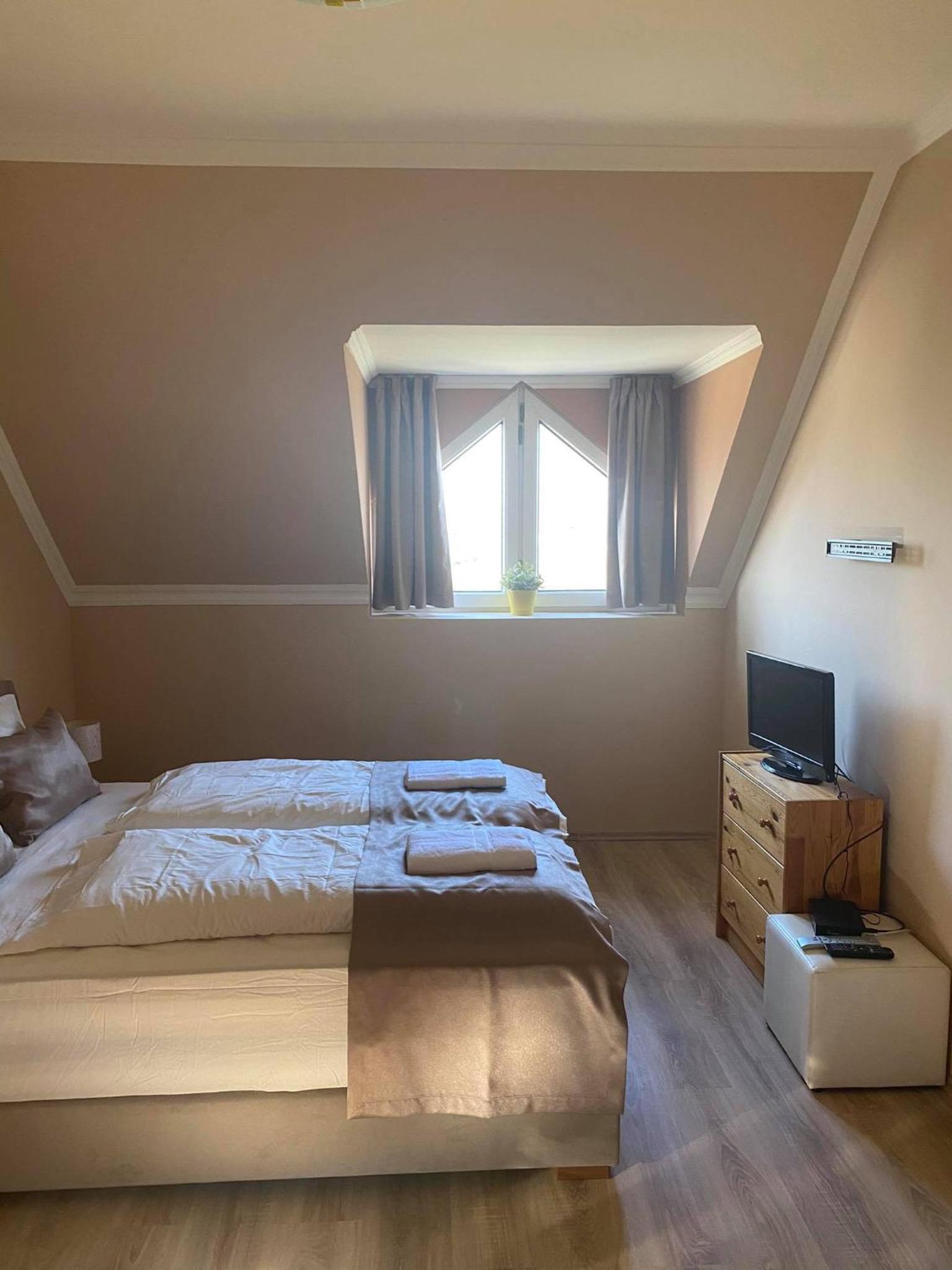 Superior Double or Twin Room with Lake View - Photo 10