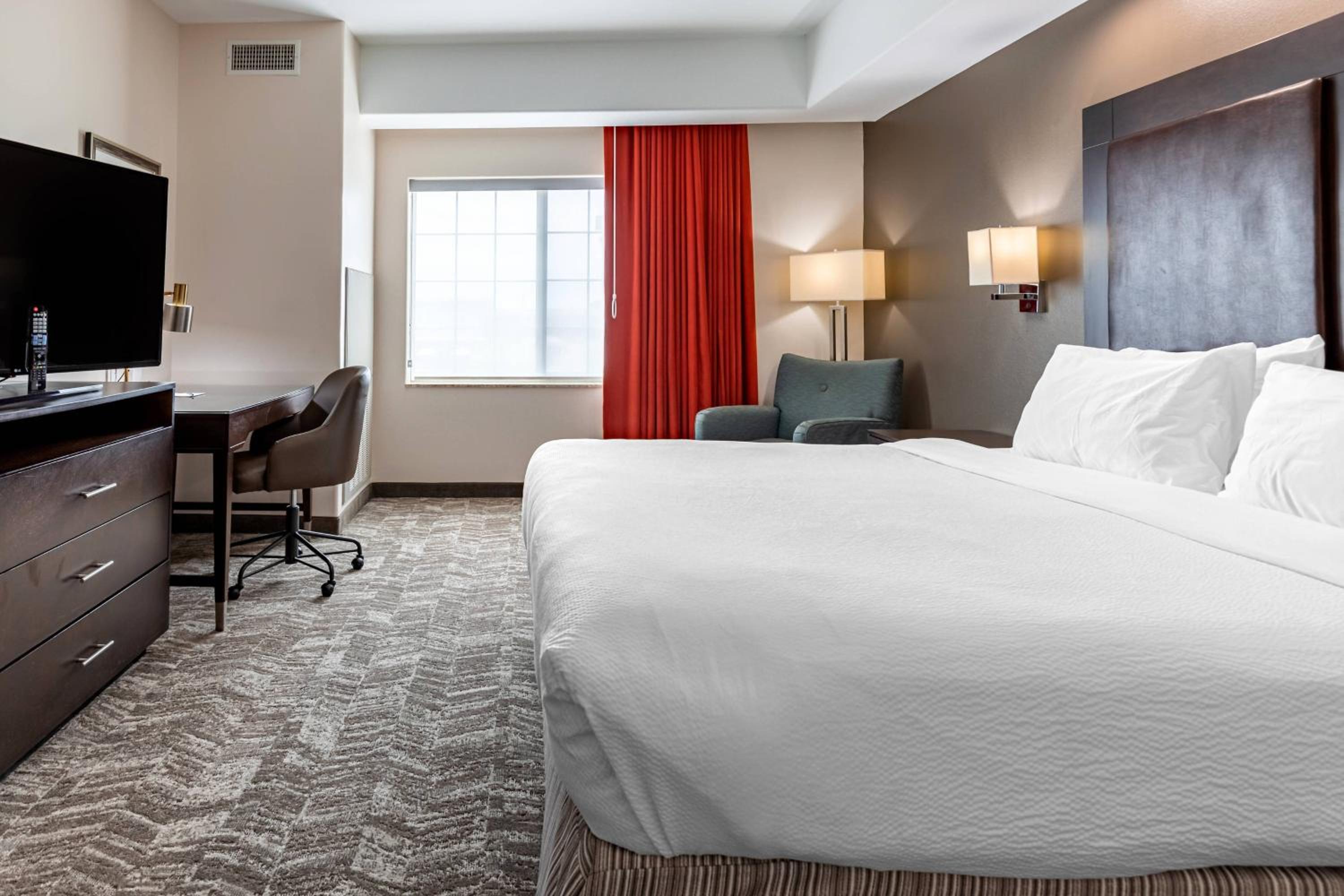 One-Bedroom King Suite with Dining Area, Bathtub and Trundle Sofa - Mobility Access/Hearing Accessible photo 2