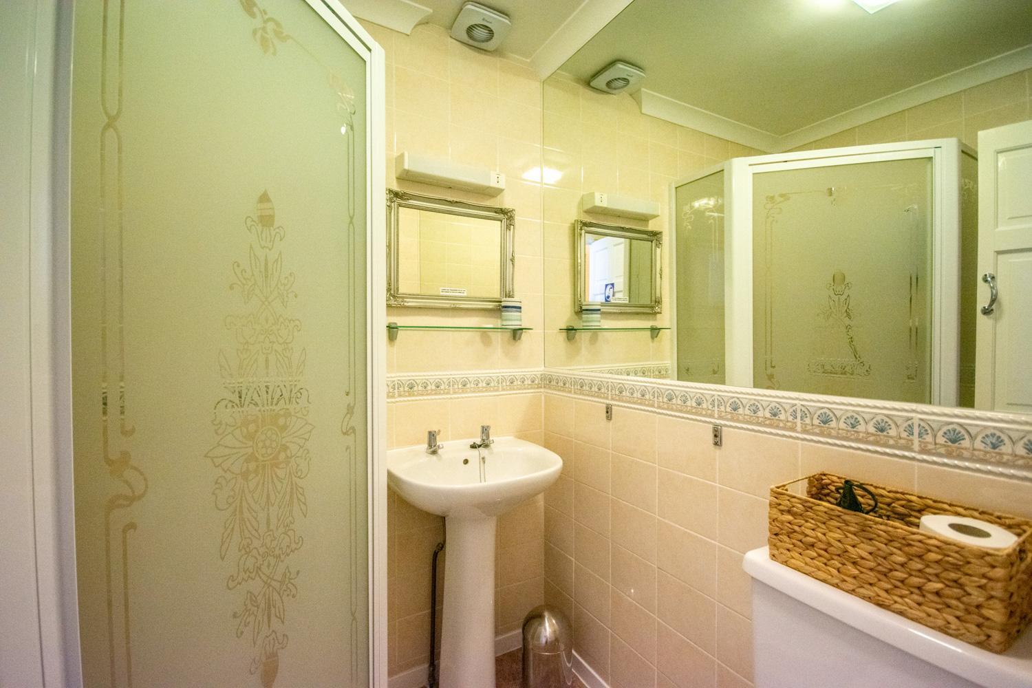 Deluxe Double Room with Shower photo 3
