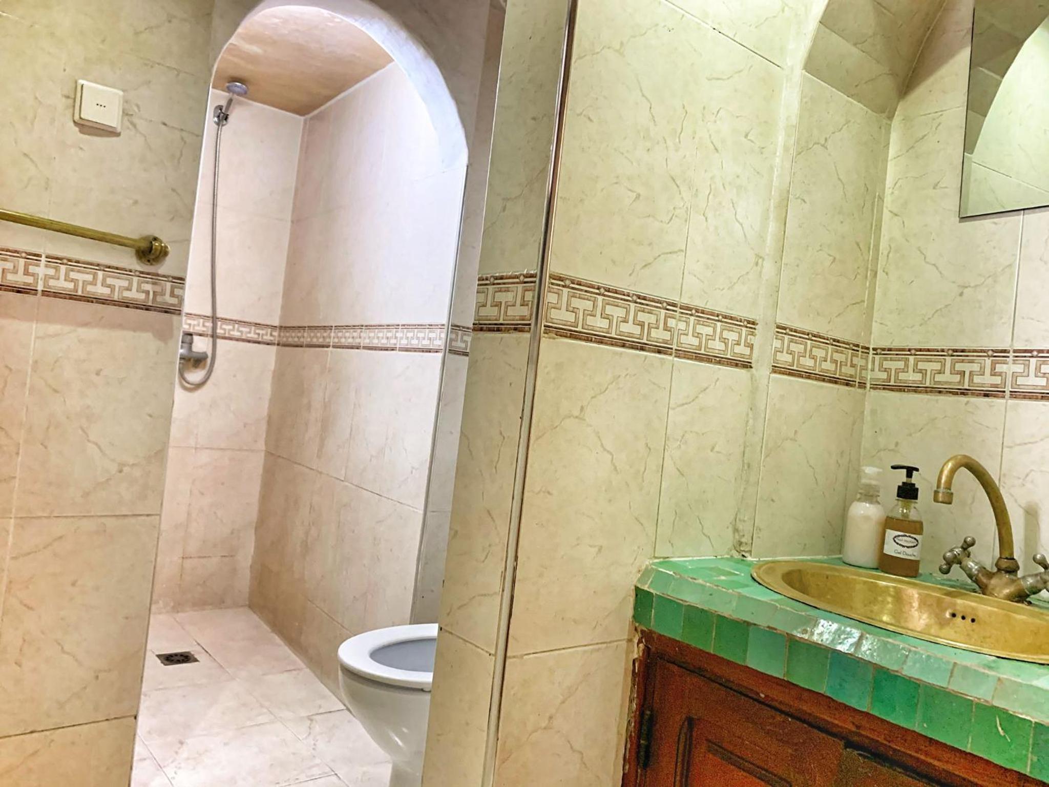 Double or Twin Room with Private Bathroom - Photo 2