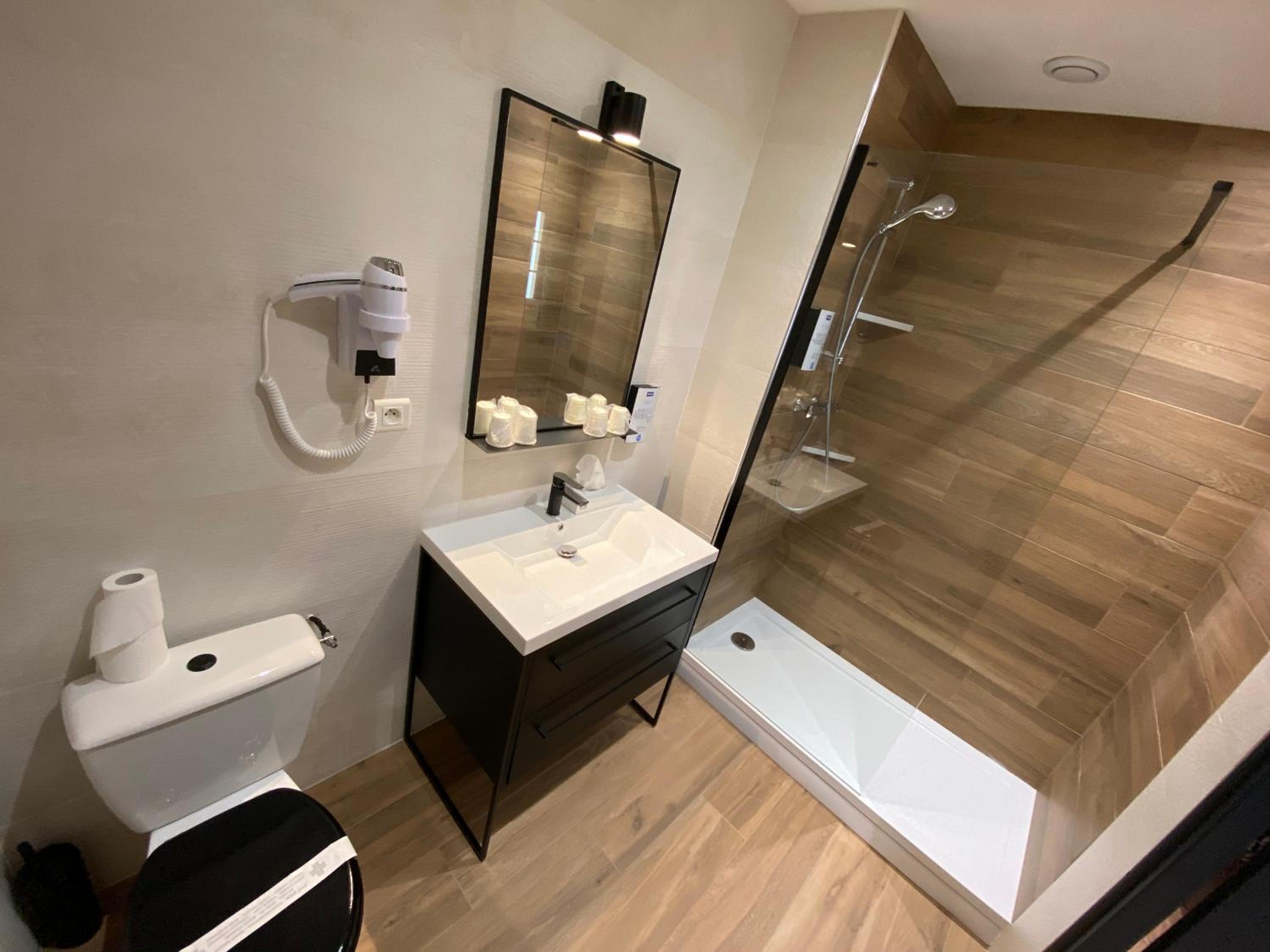 Quad Room - 1 Double Bed, 2 Single Beds - Photo 3