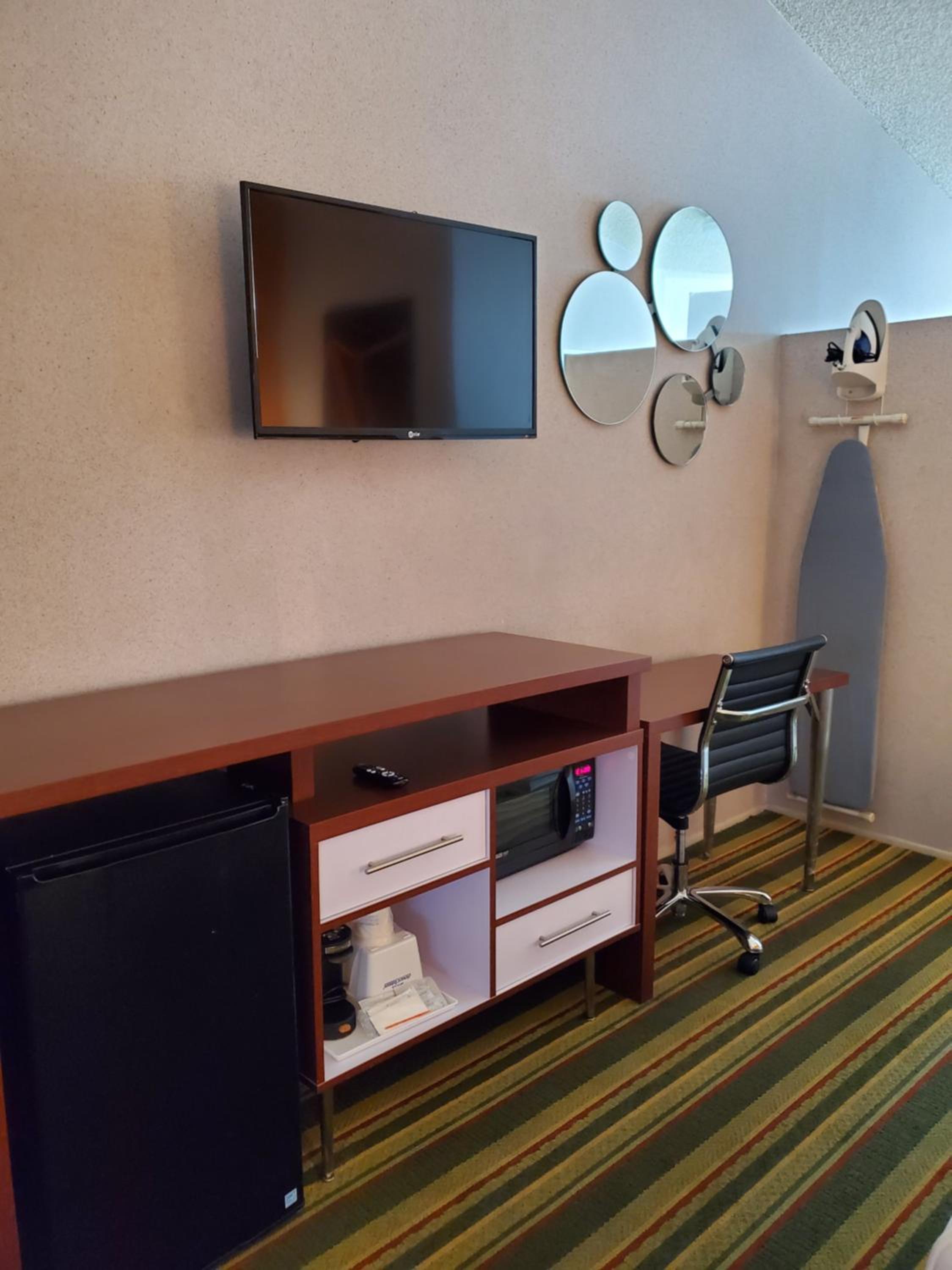 Queen Room - Non-Smoking - Photo 3