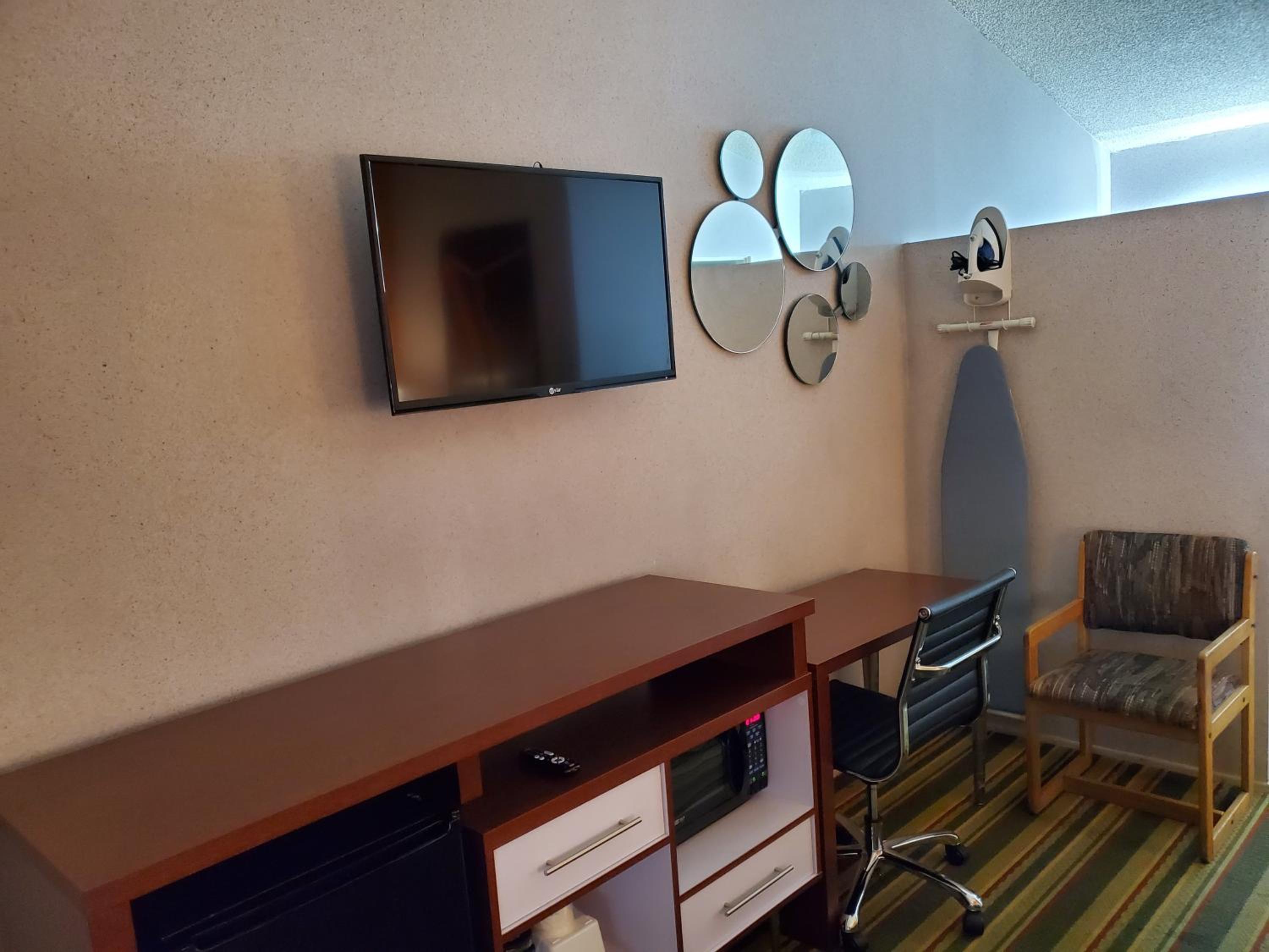 Queen Room - Non-Smoking - Photo 6