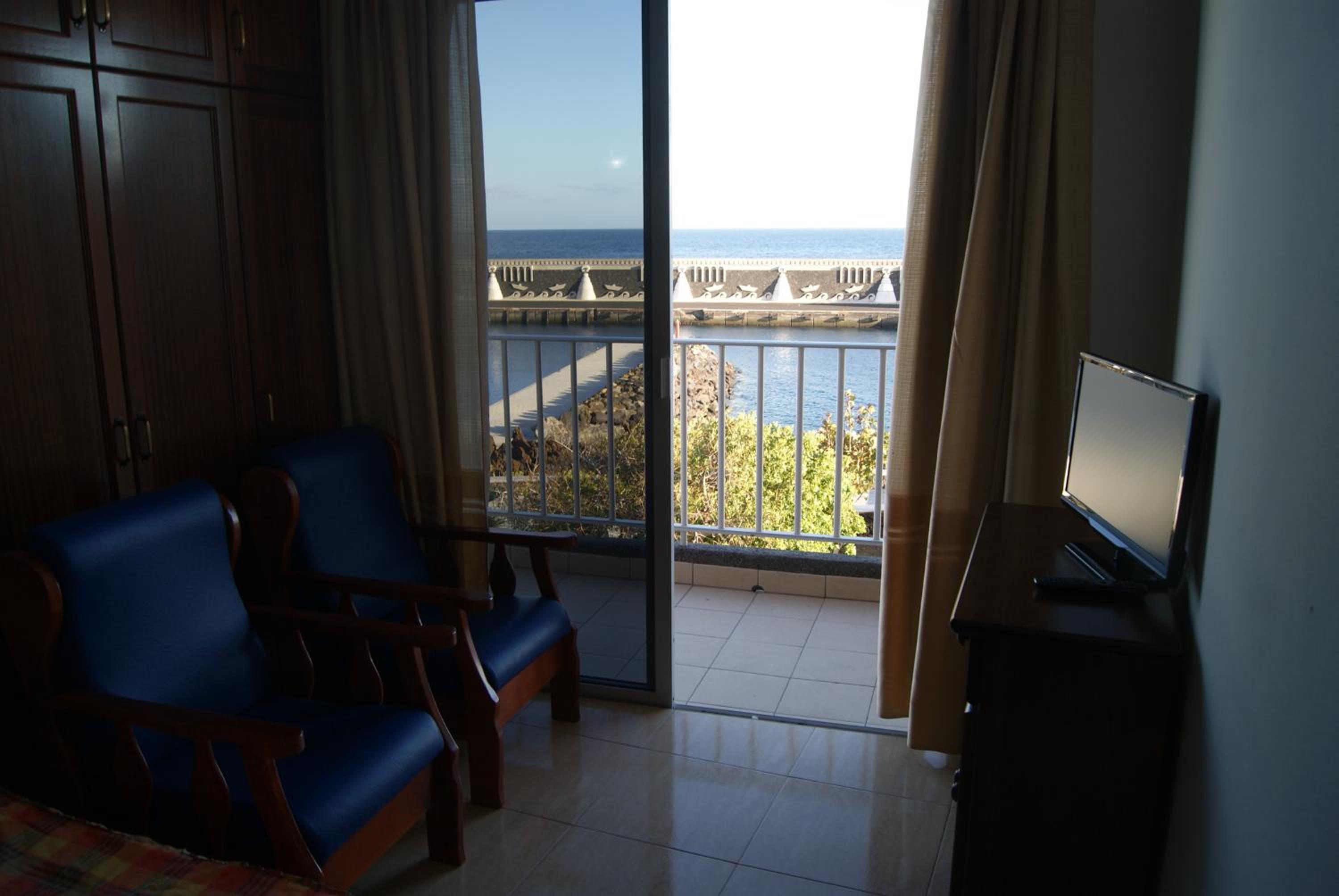 Studio with Balcony and Sea Views- No. 3 photo 3