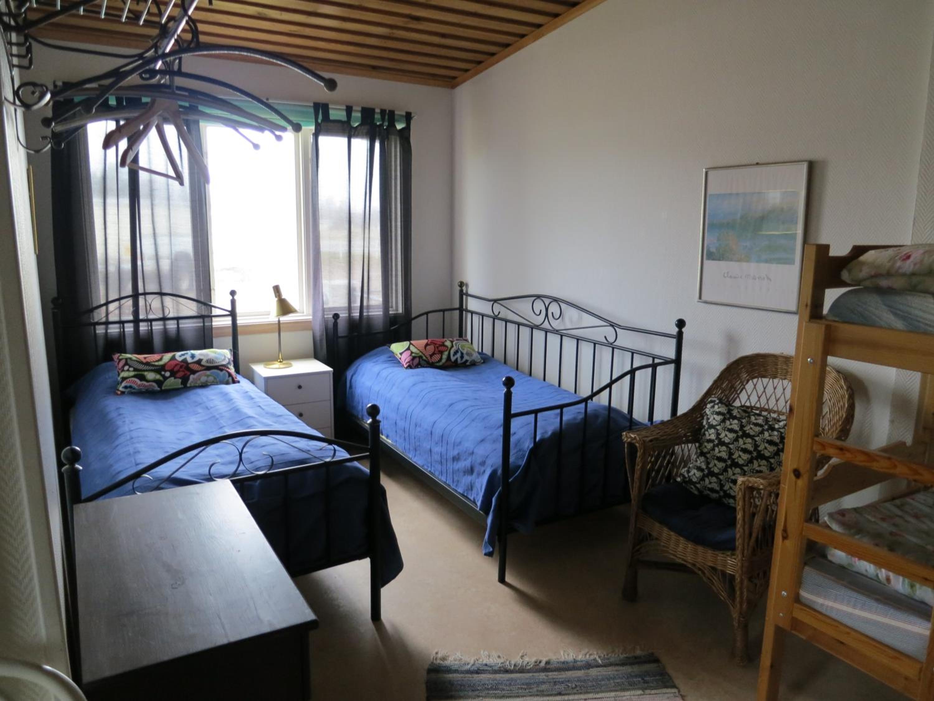 Family Room with Shared Bathroom (6 Adults) photo 2
