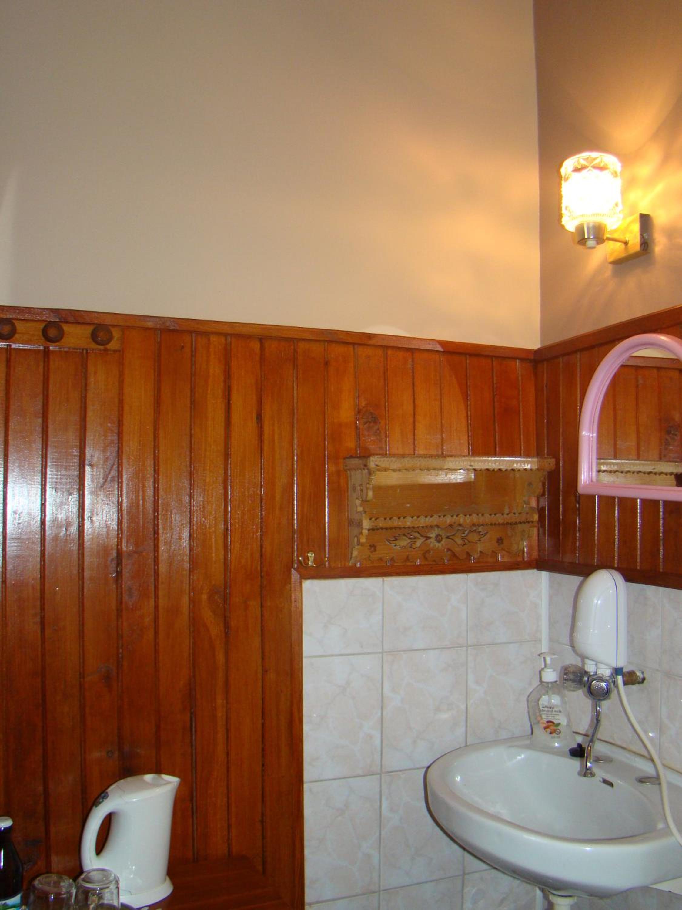 Twin Room with Shared Bathroom photo 2