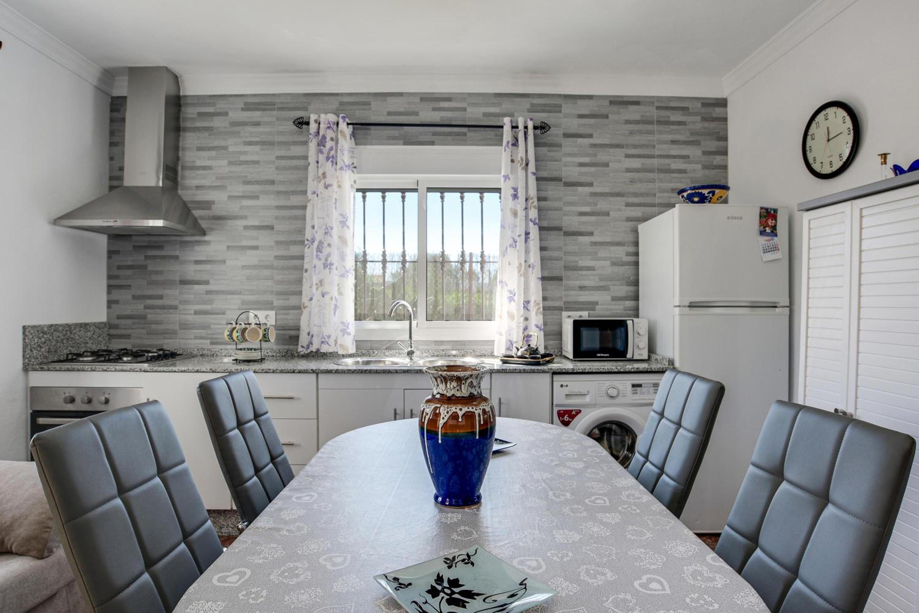 Two-Bedroom House - Photo 4