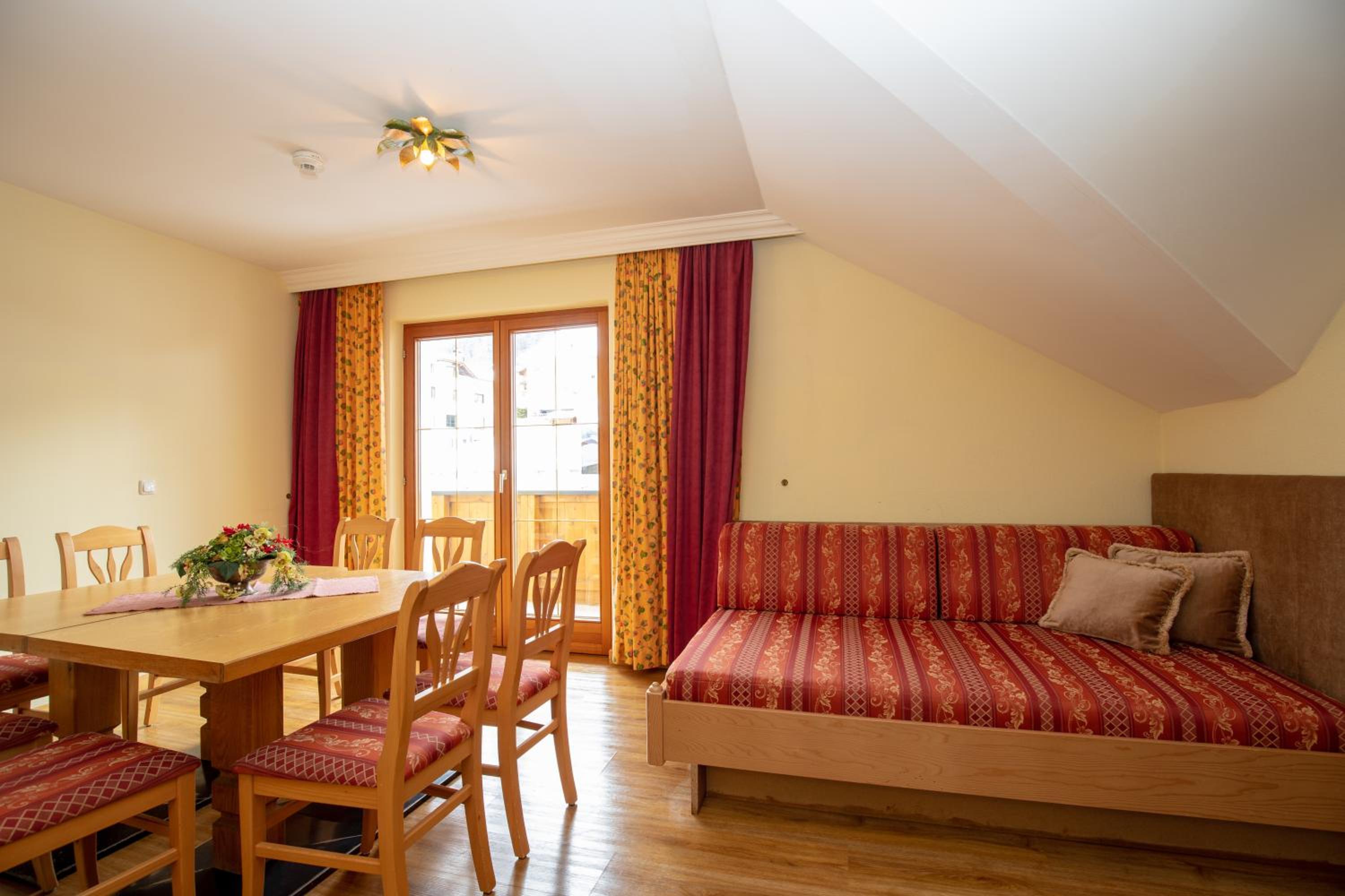 Three-Bedroom Apartment with Balcony photo 3