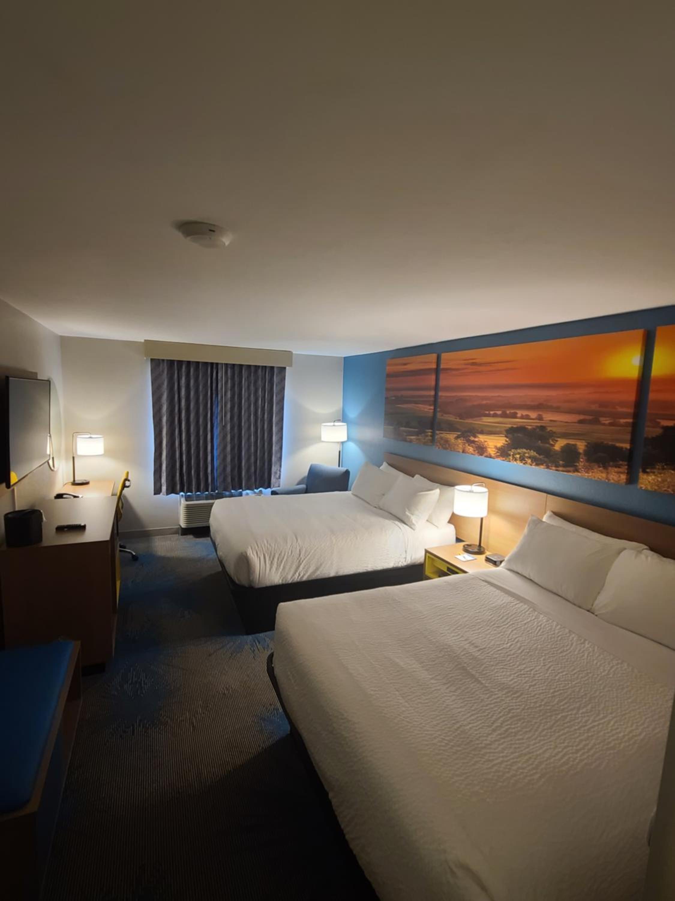 Deluxe Studio Suite with Two Queen Beds - Non-Smoking photo 2