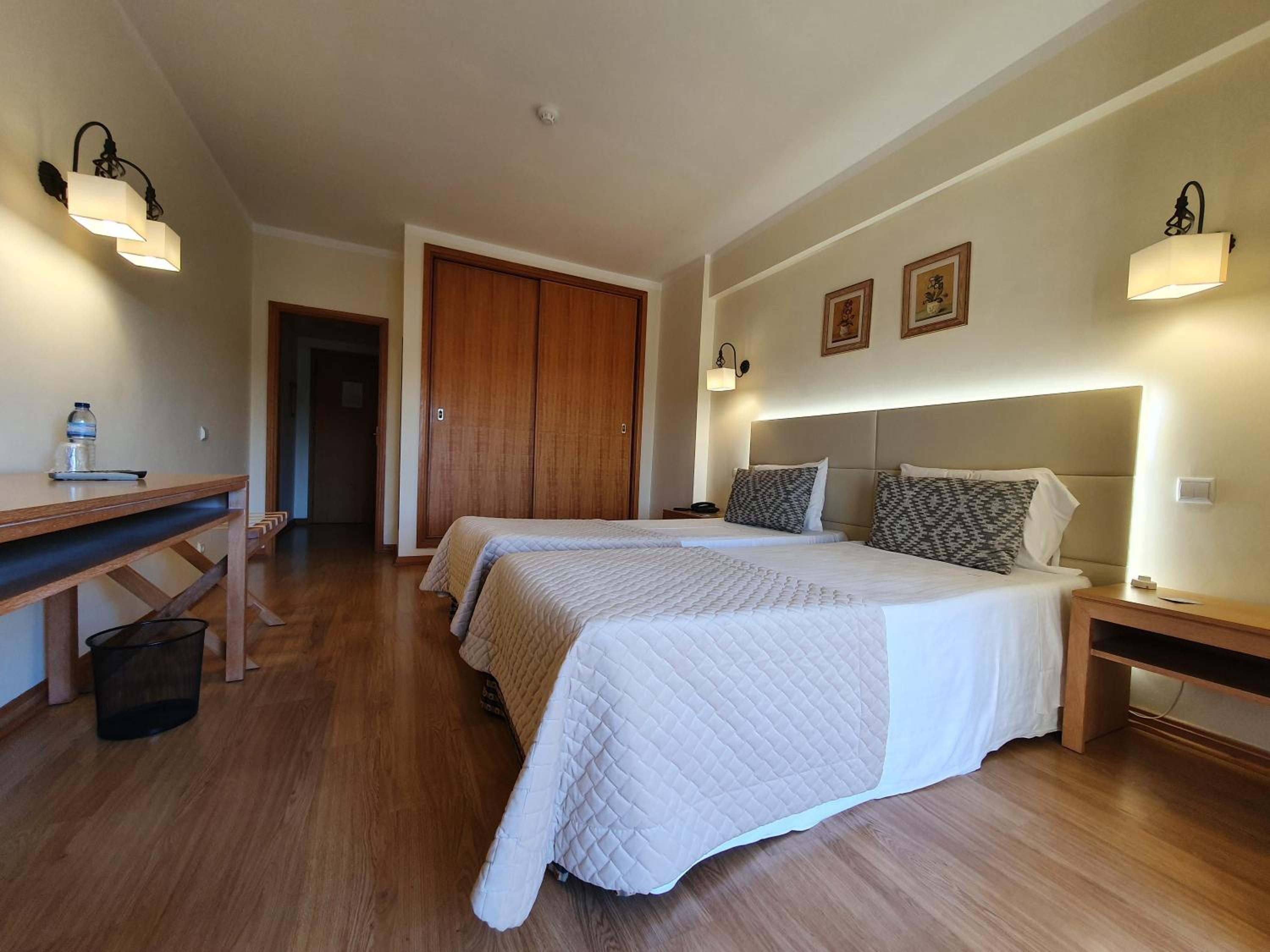Double or Twin Room - Photo 8