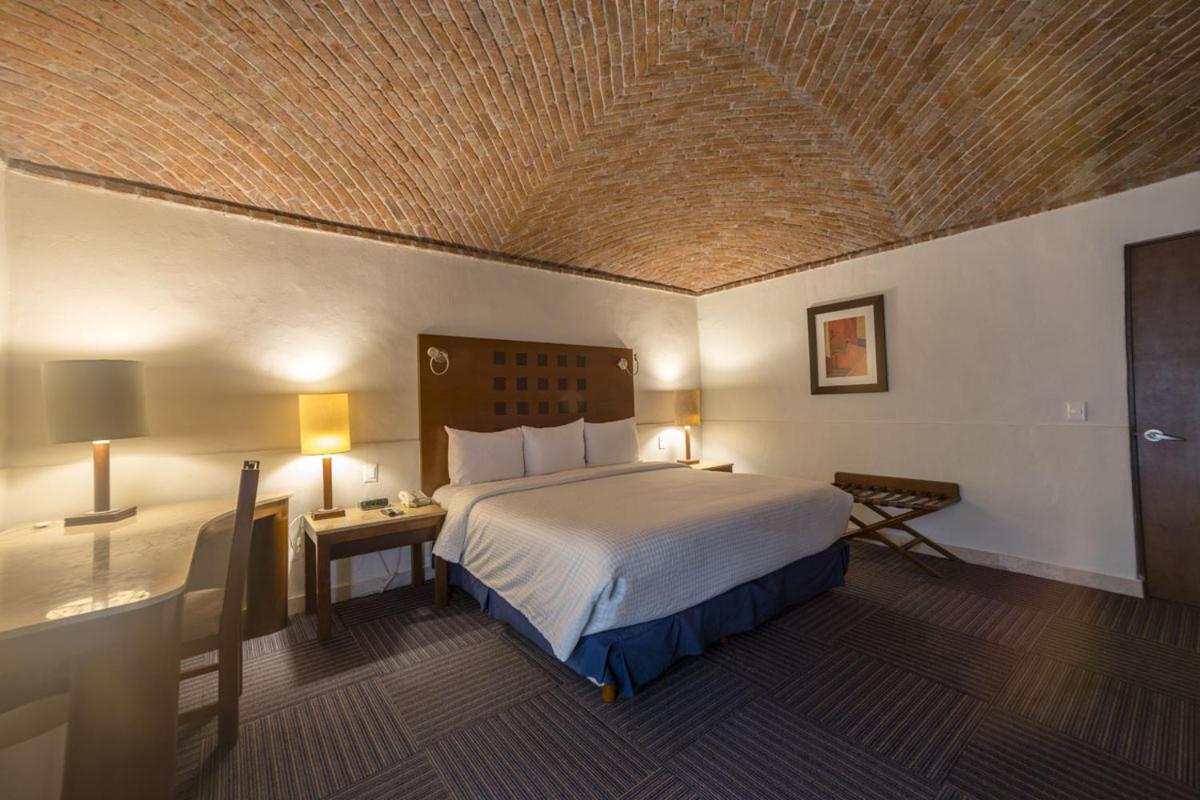 Deluxe King Room - Photo 2
