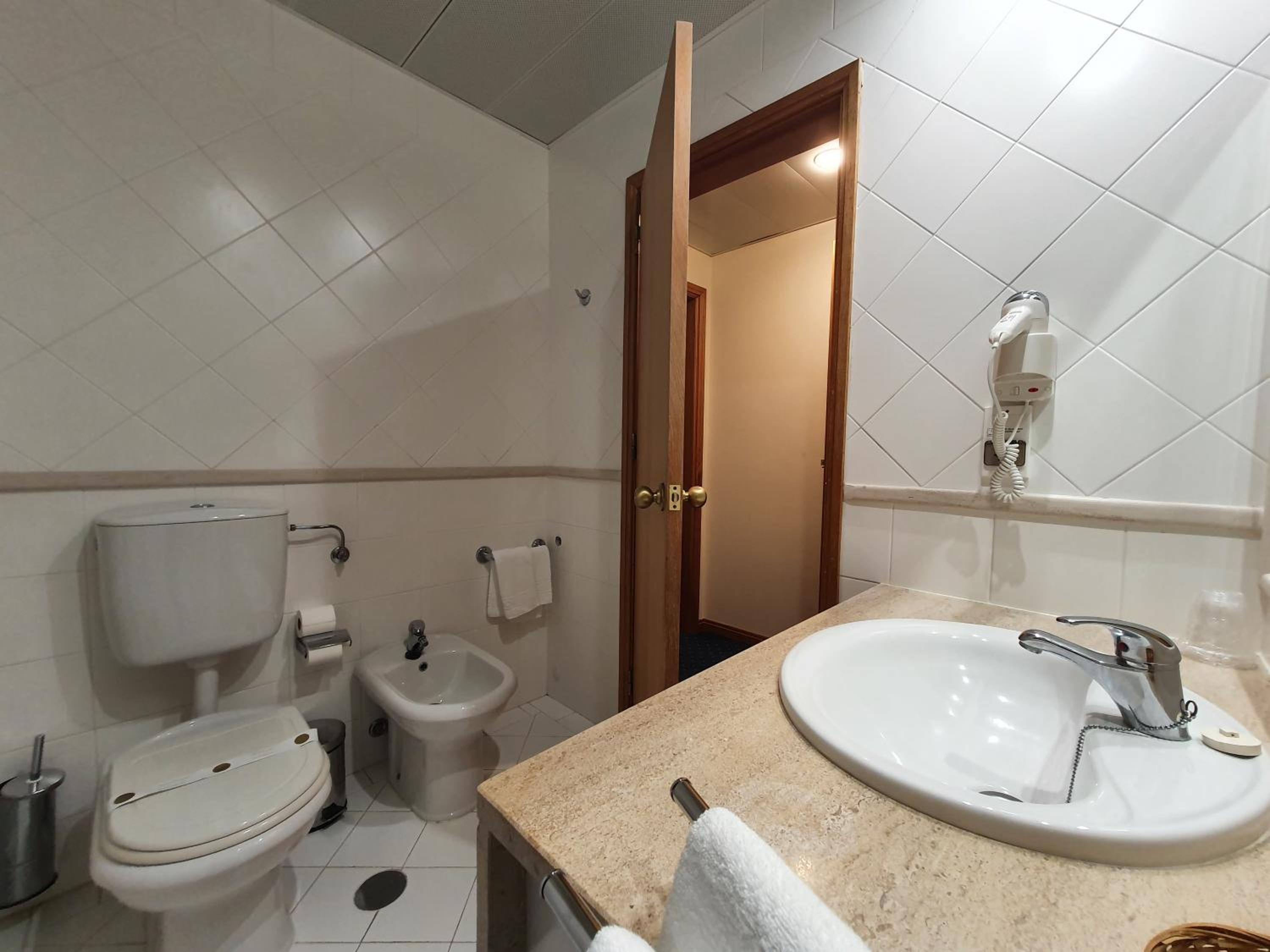 Double or Twin Room - Photo 5