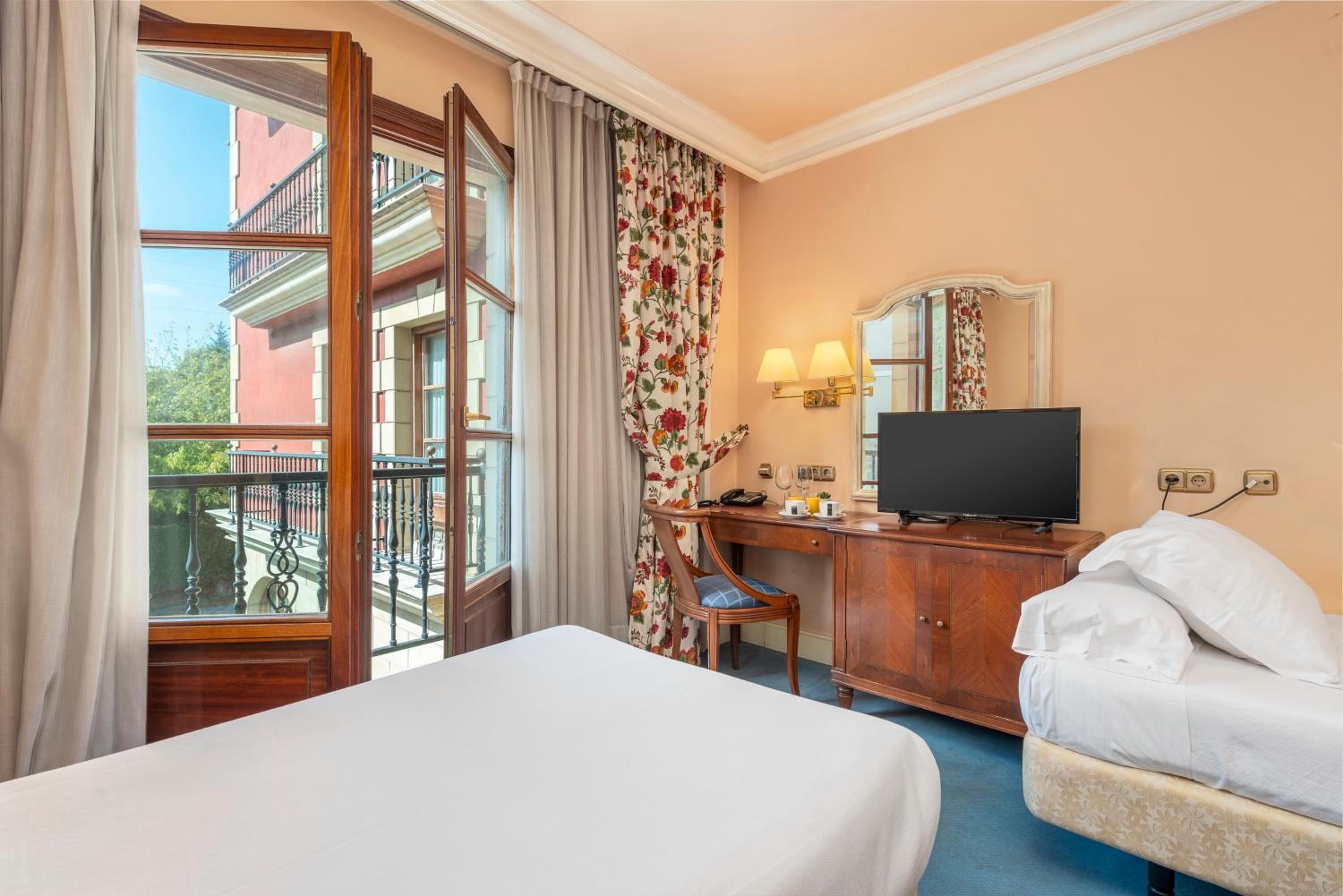 Double or Twin Room with Extra Bed (2 Adults + 1 Child) photo 3
