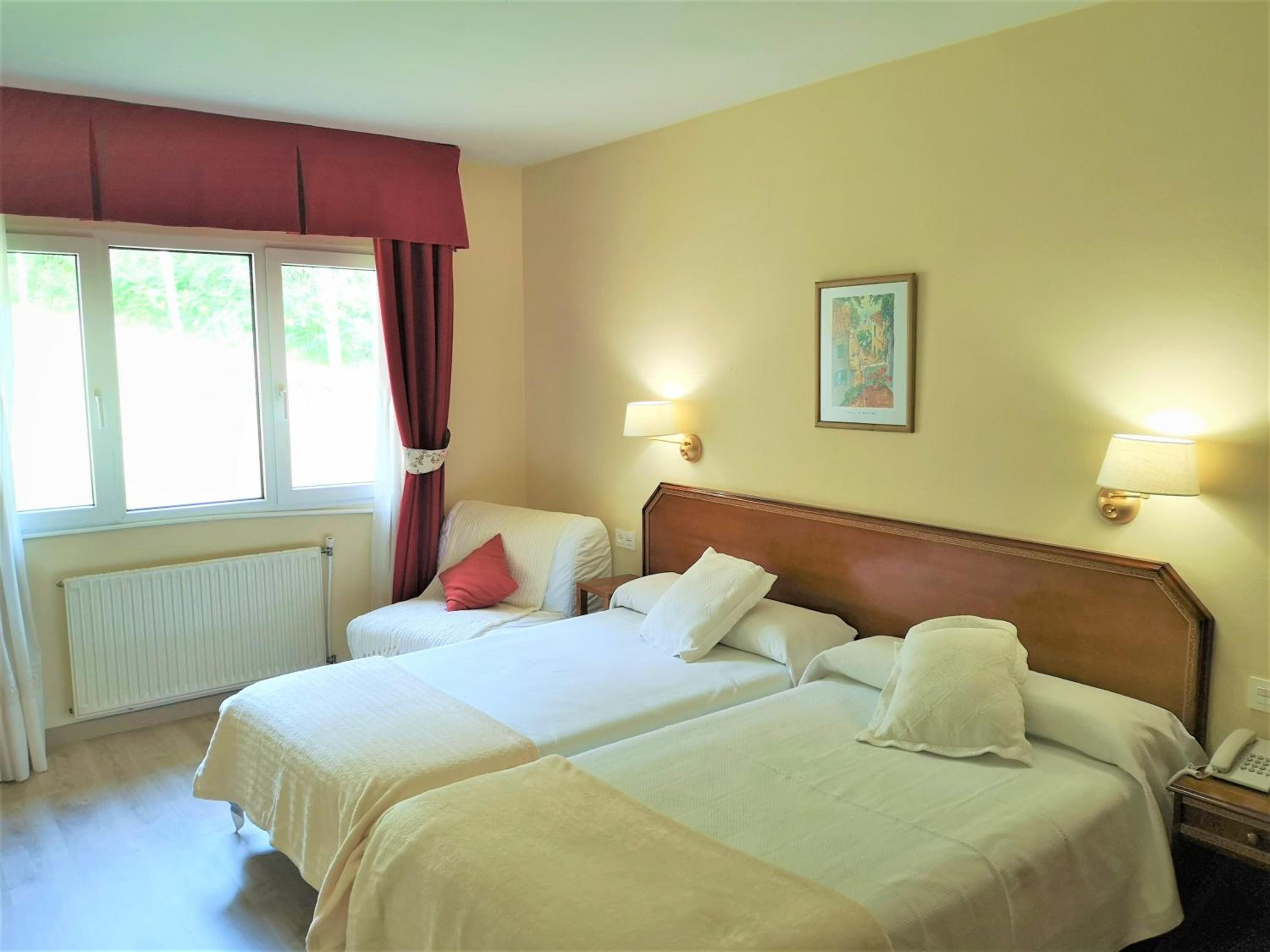 Twin Room - Photo 11