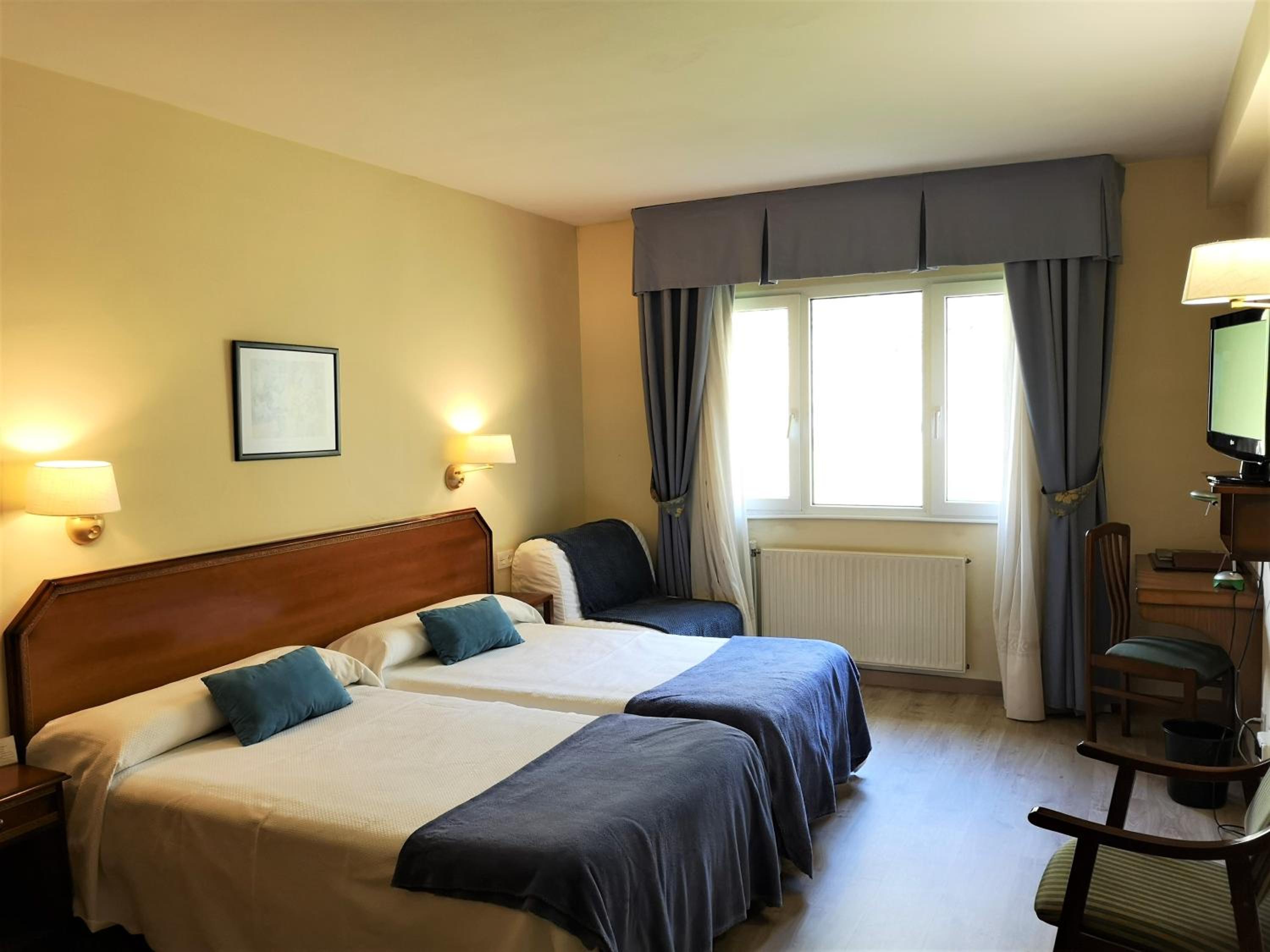 Twin Room - Photo 13