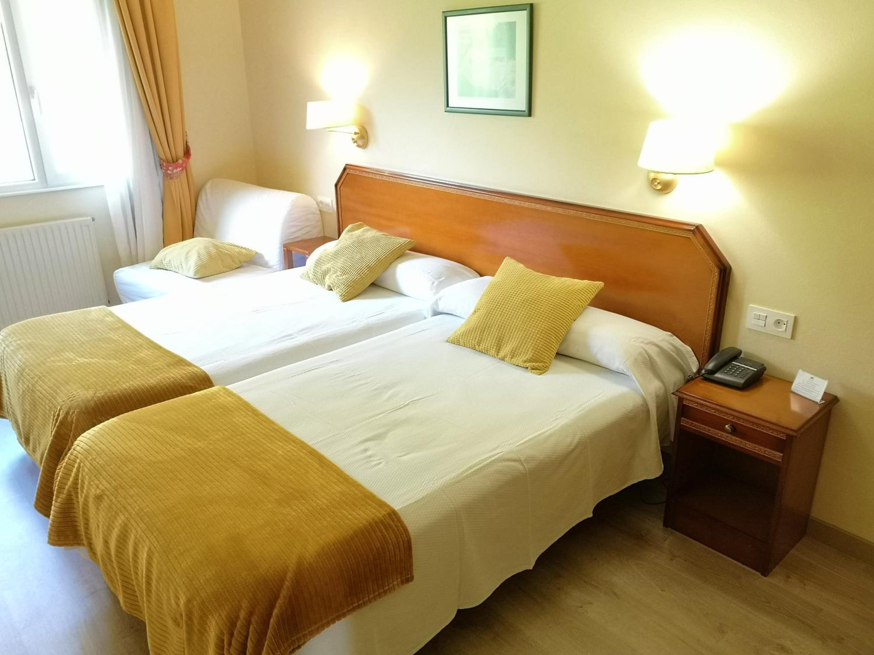Twin Room - Photo 10