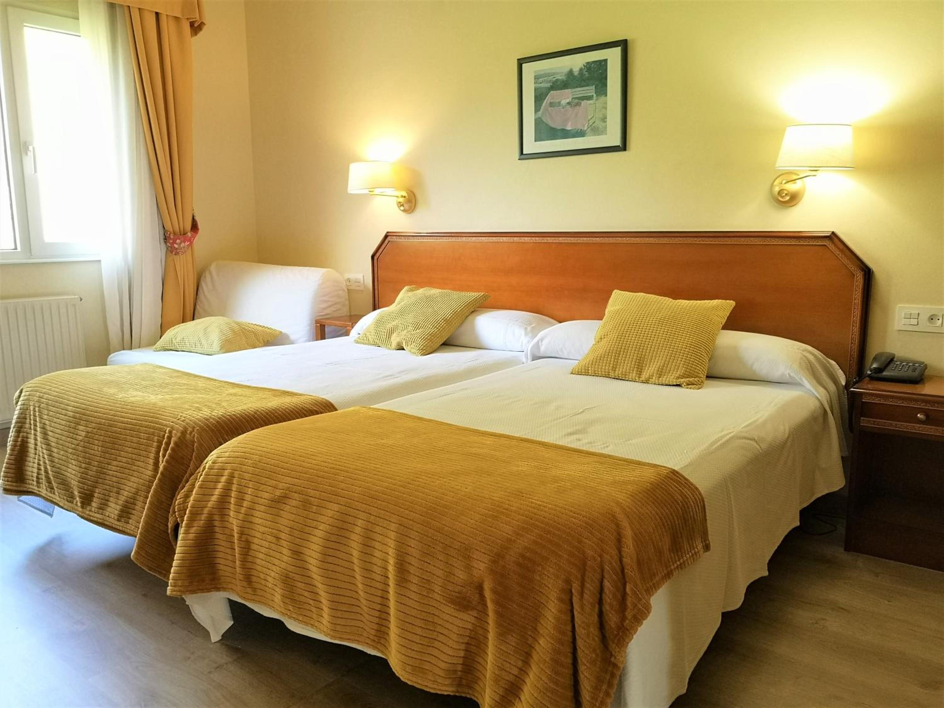 Twin Room - Photo 12