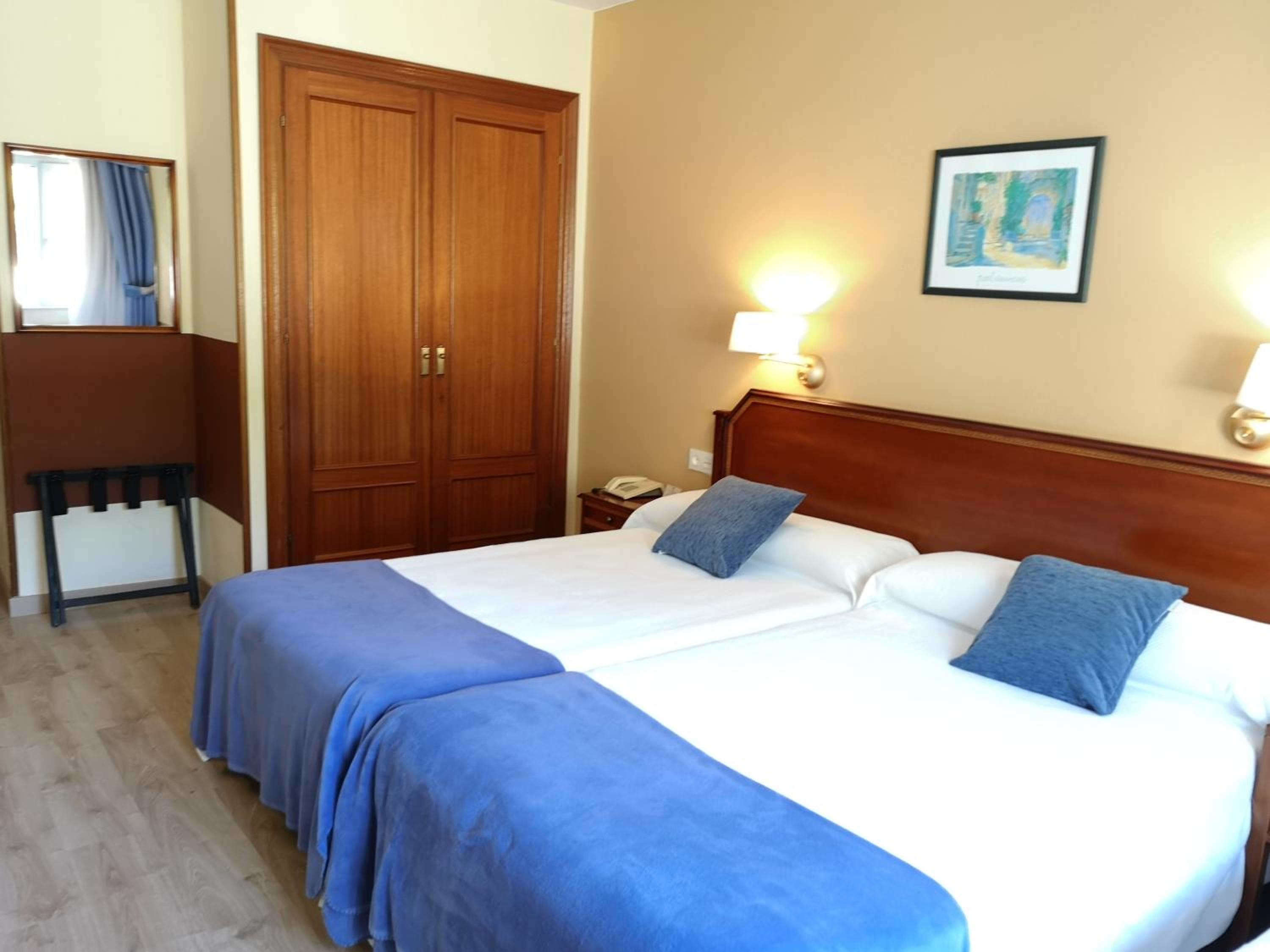 Twin Room - Photo 2