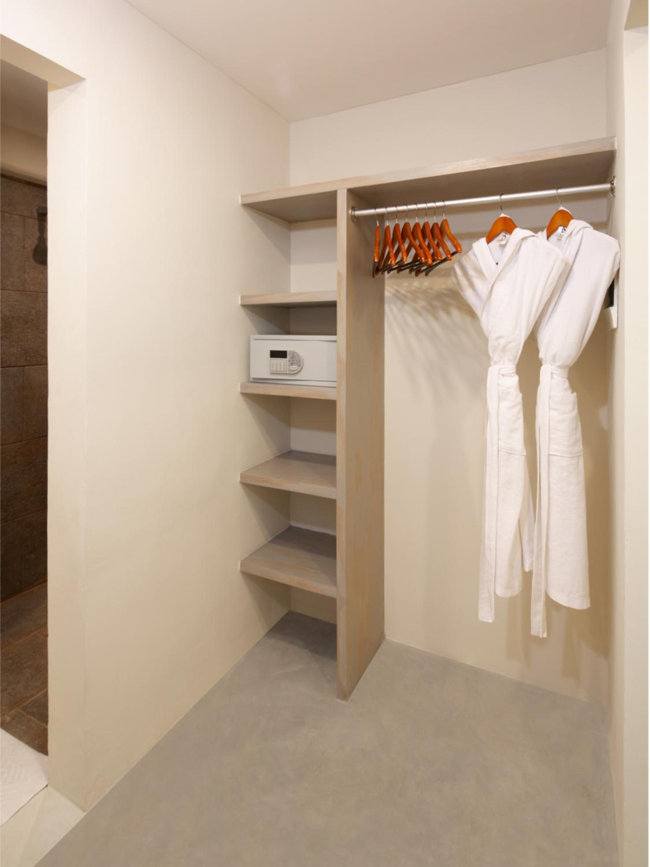 Deluxe King Room - Photo 6