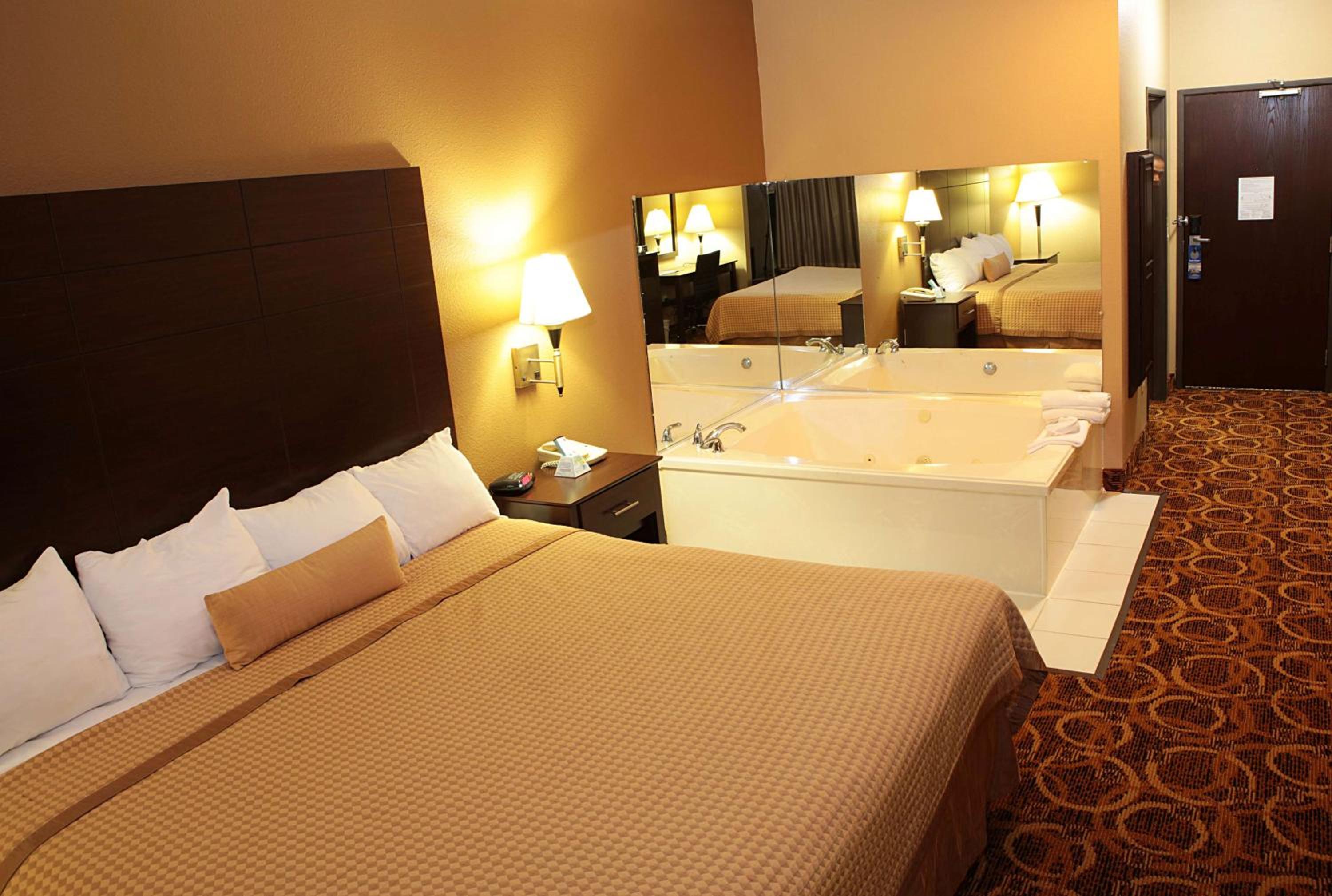King Room with Hot Tub - Non-Smoking - Photo 1