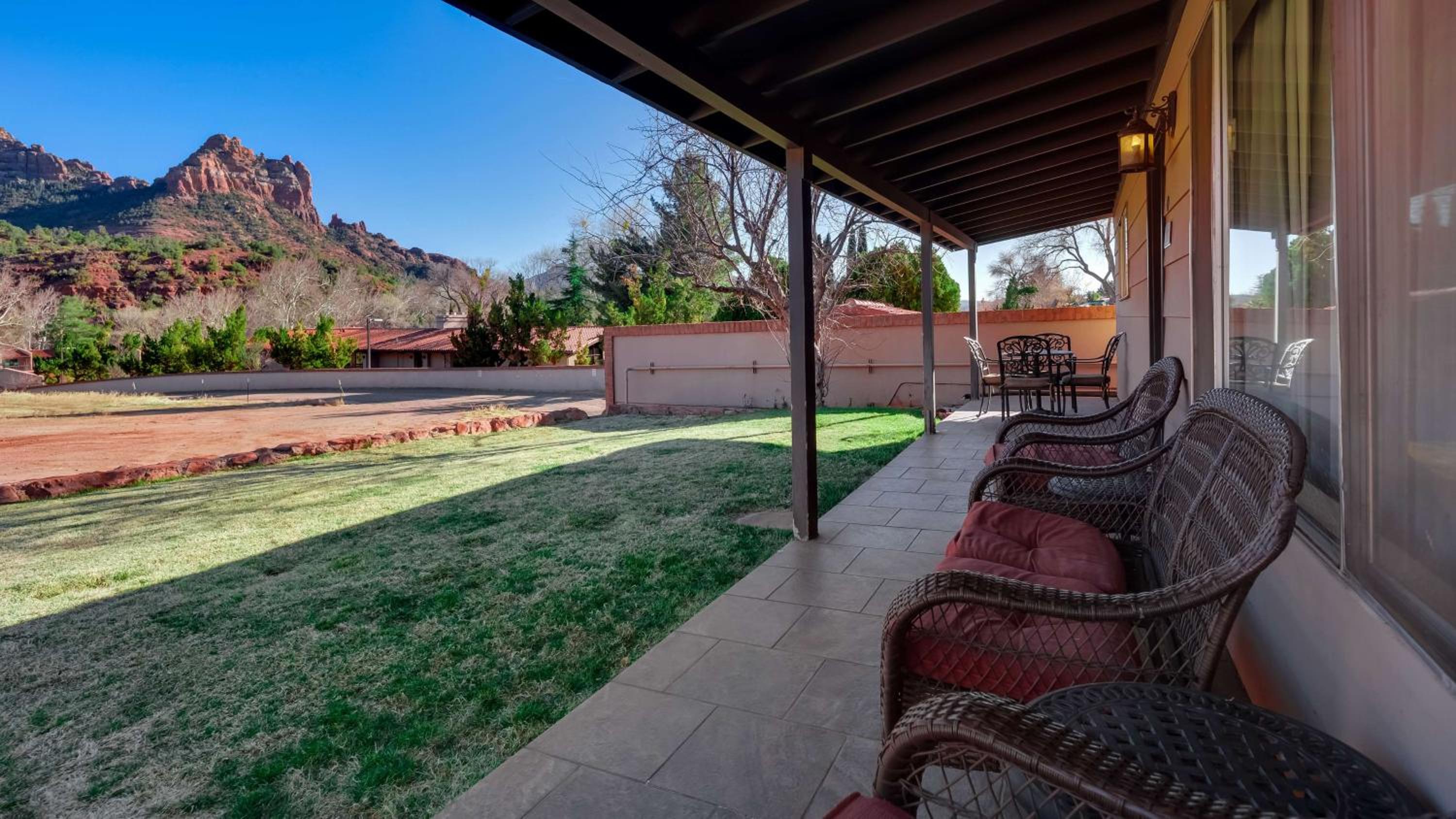 Two-Bedroom Cottage with Fireplace - Non-Smoking