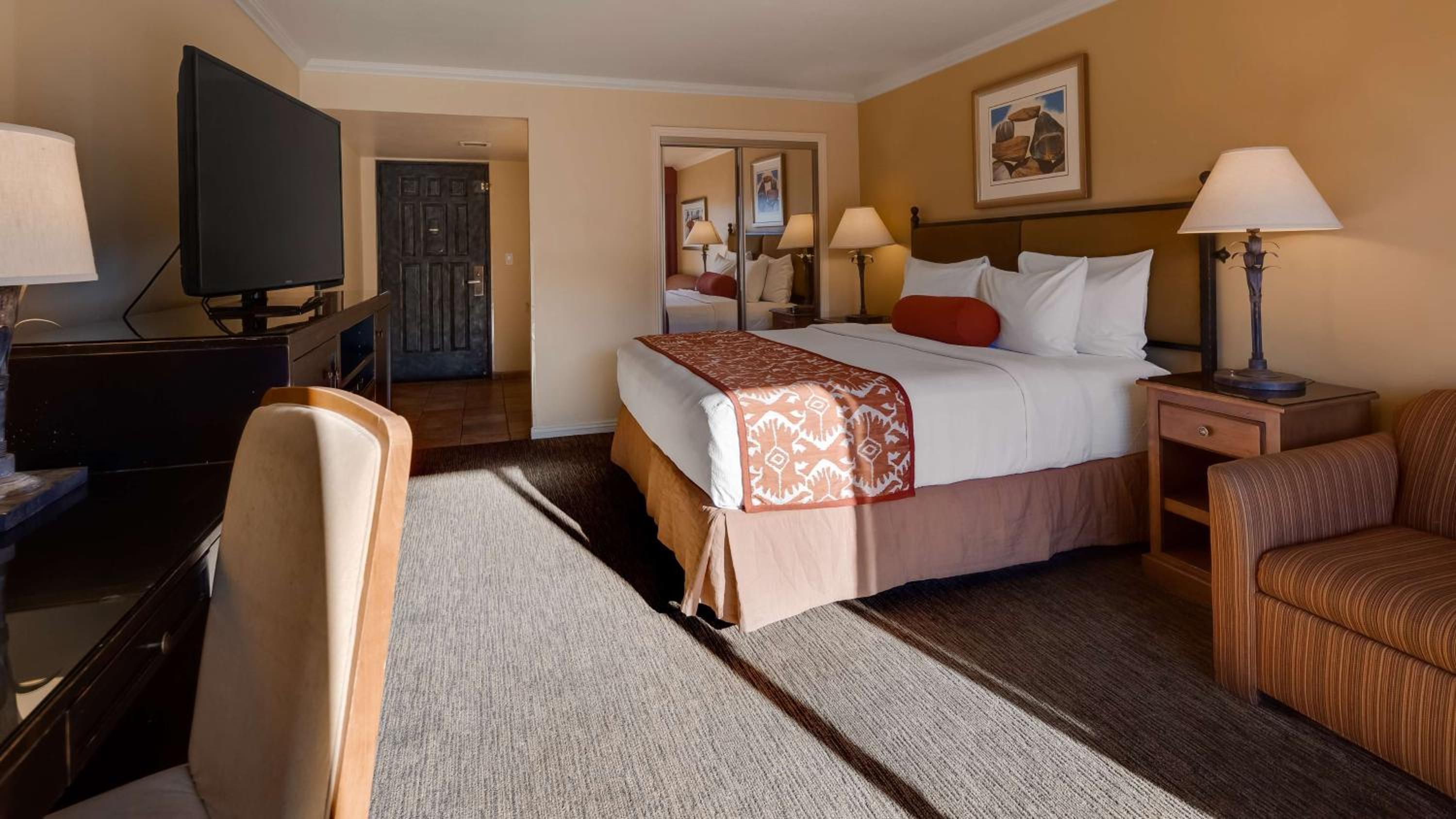 King Room with Red Rock View with Balcony - Non-smoking