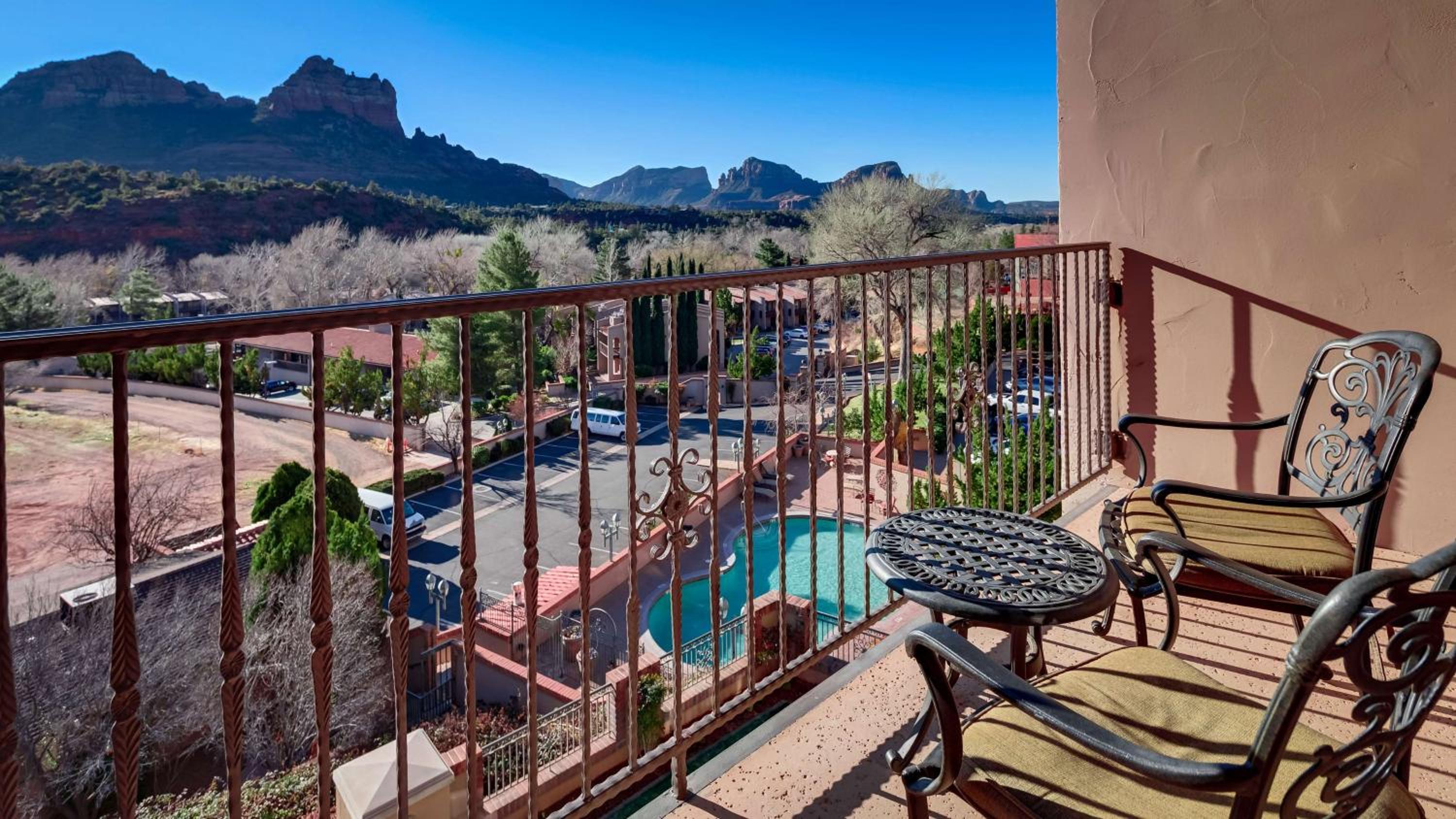 King Room with Red Rock View with Balcony - Non-smoking thumbnail 5