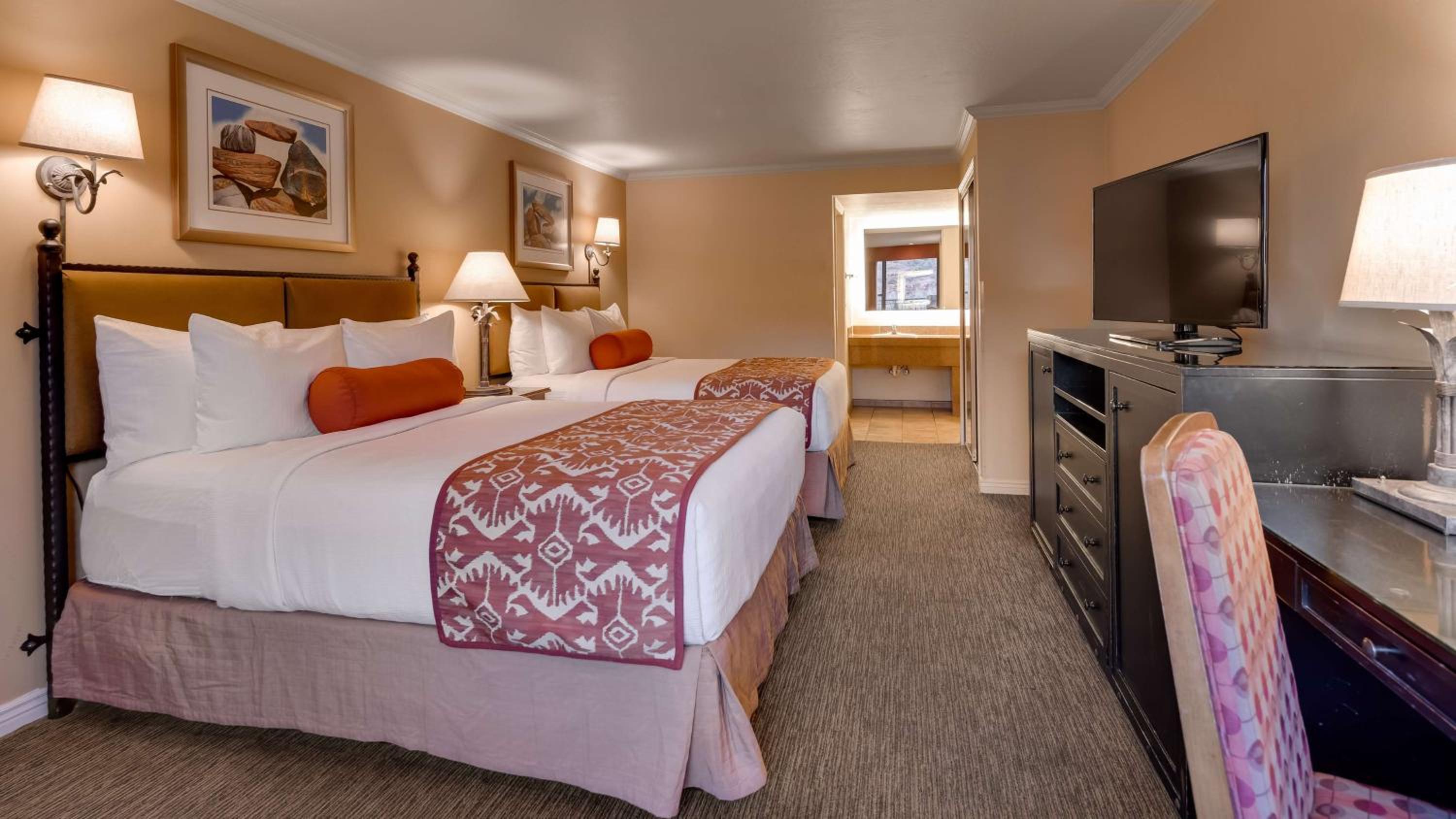 Queen Room with Two Queen Beds with Red Rock View with Balcony - Non-smoking