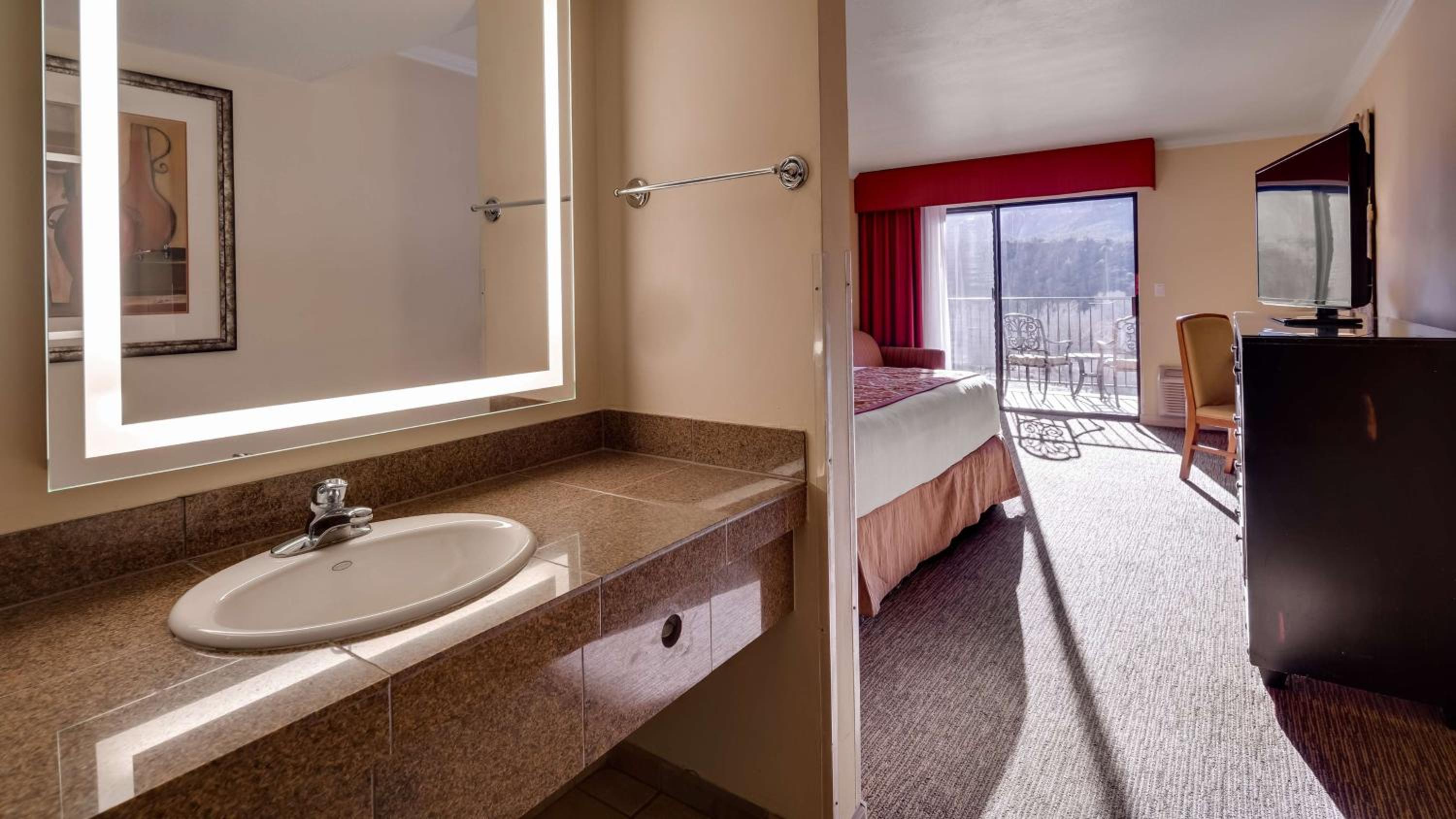 King Room with Red Rock View with Balcony - Non-smoking thumbnail 5