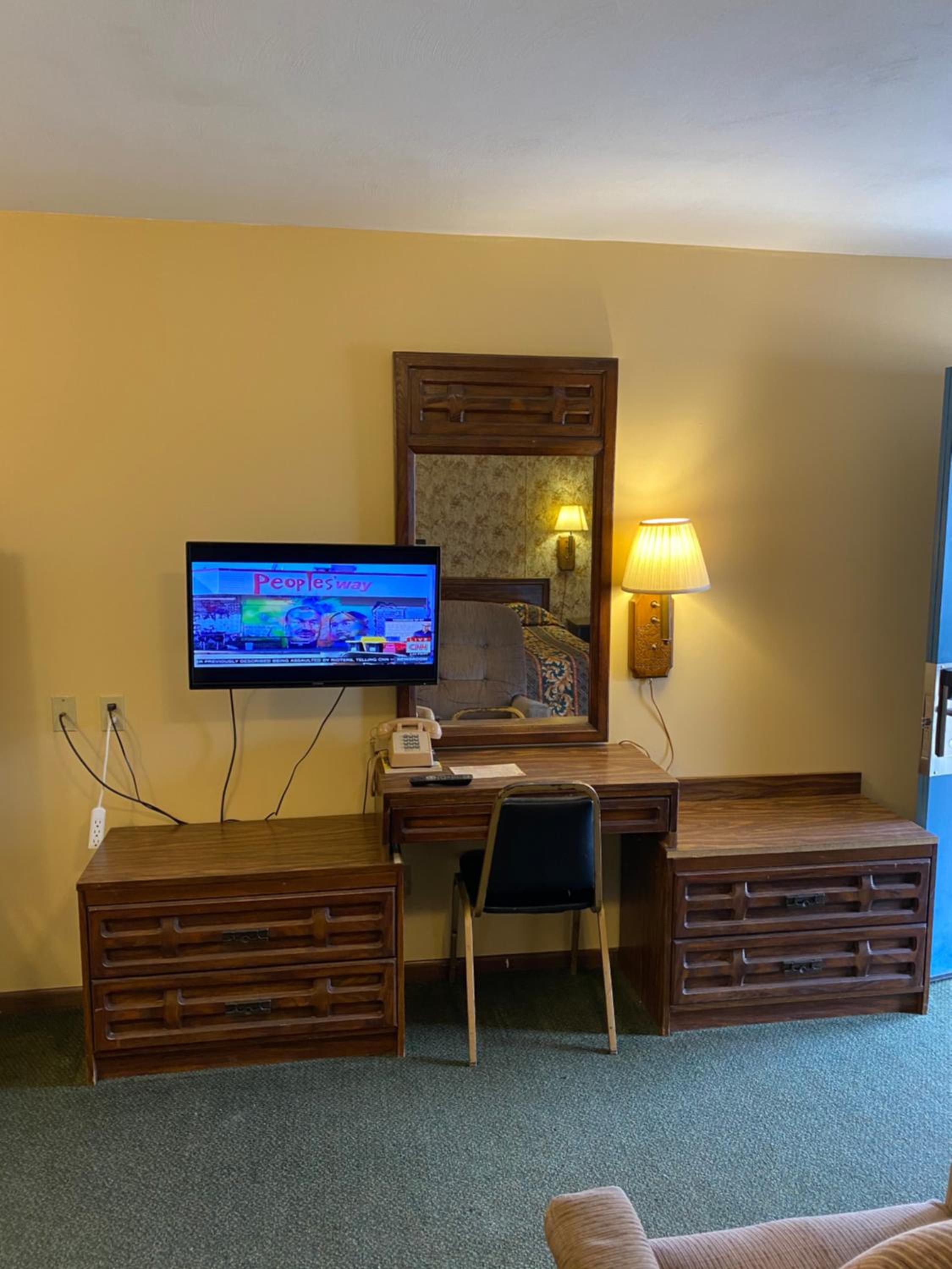 Queen Room photo 1