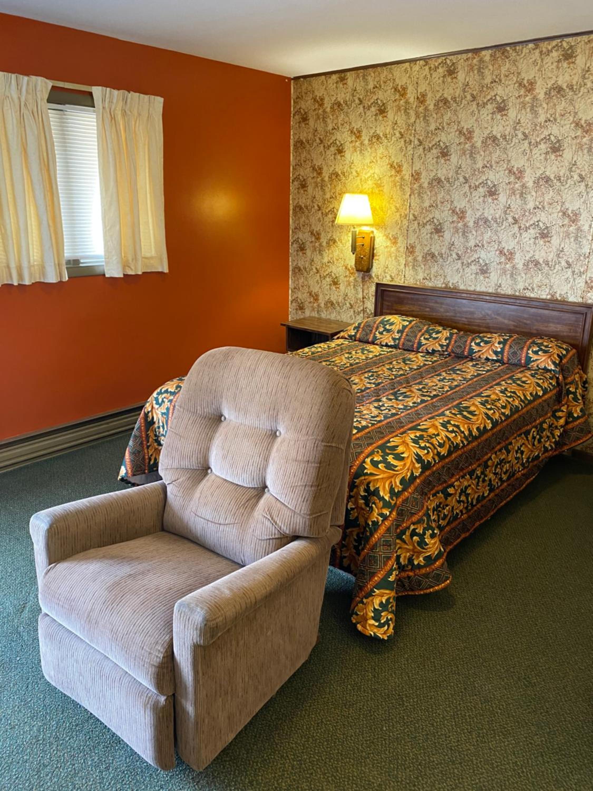 Queen Room photo 2