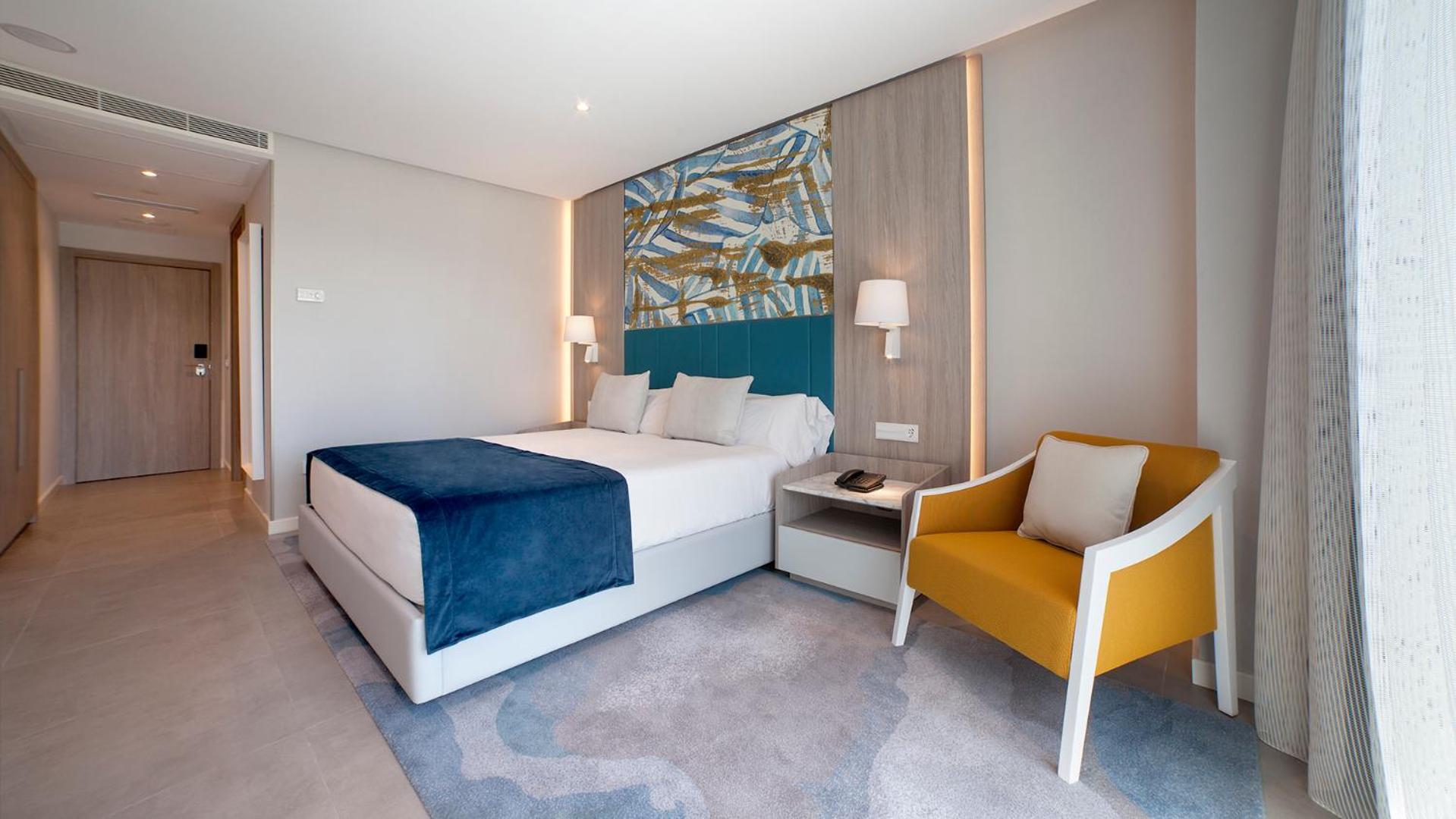 Premium Deluxe Double or Twin Room with Pool View thumbnail 6