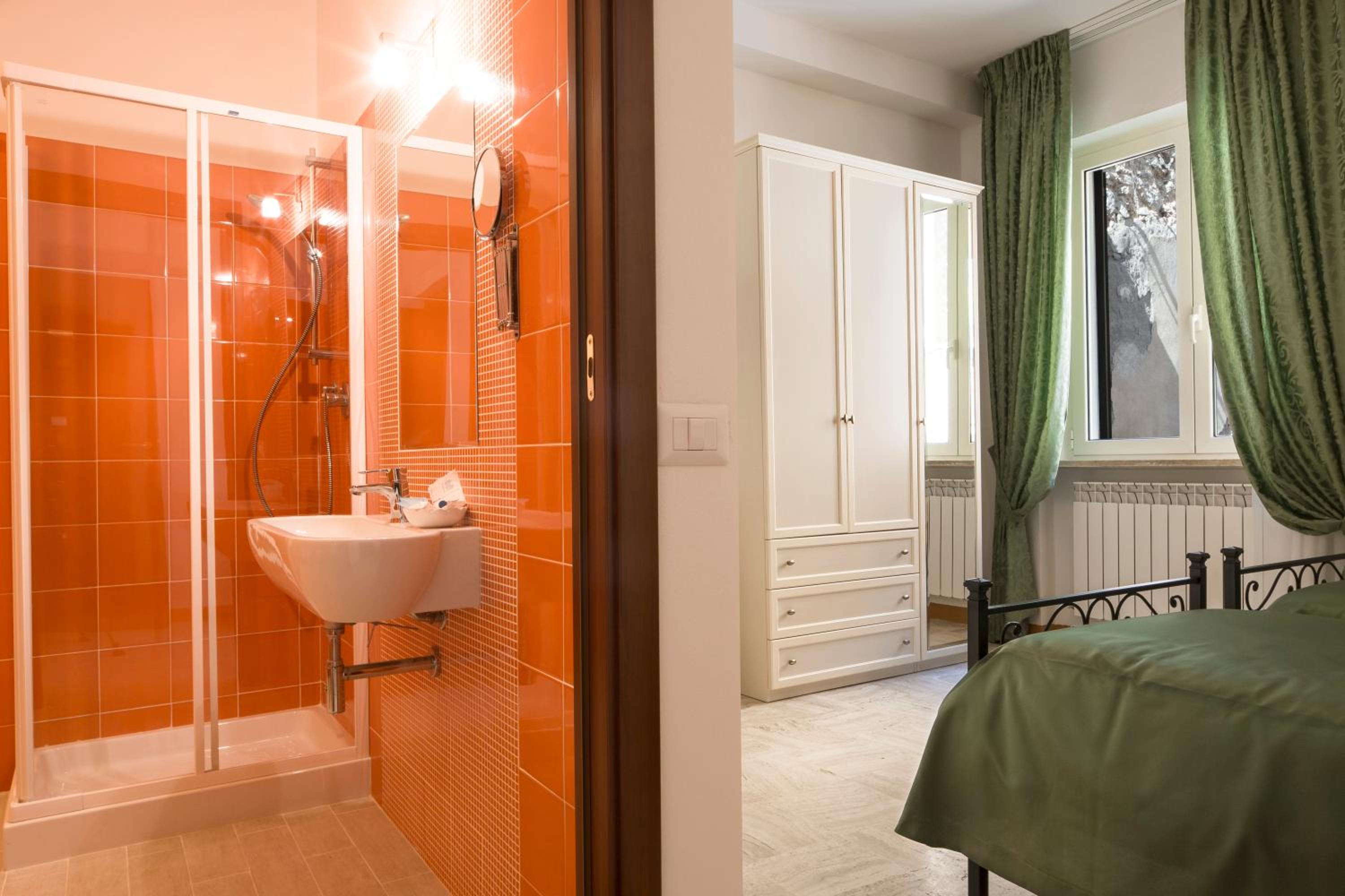 Double Room - Photo 7