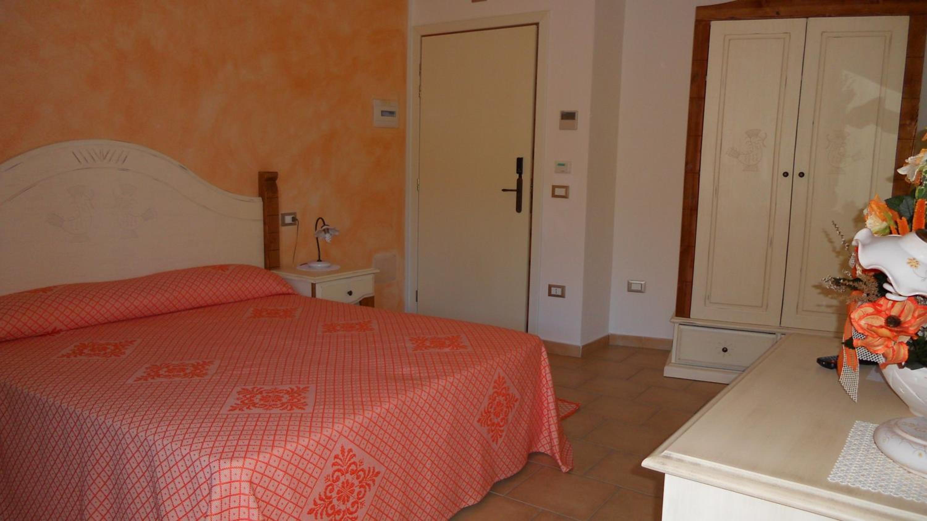 Double Room with Balcony - Photo 11