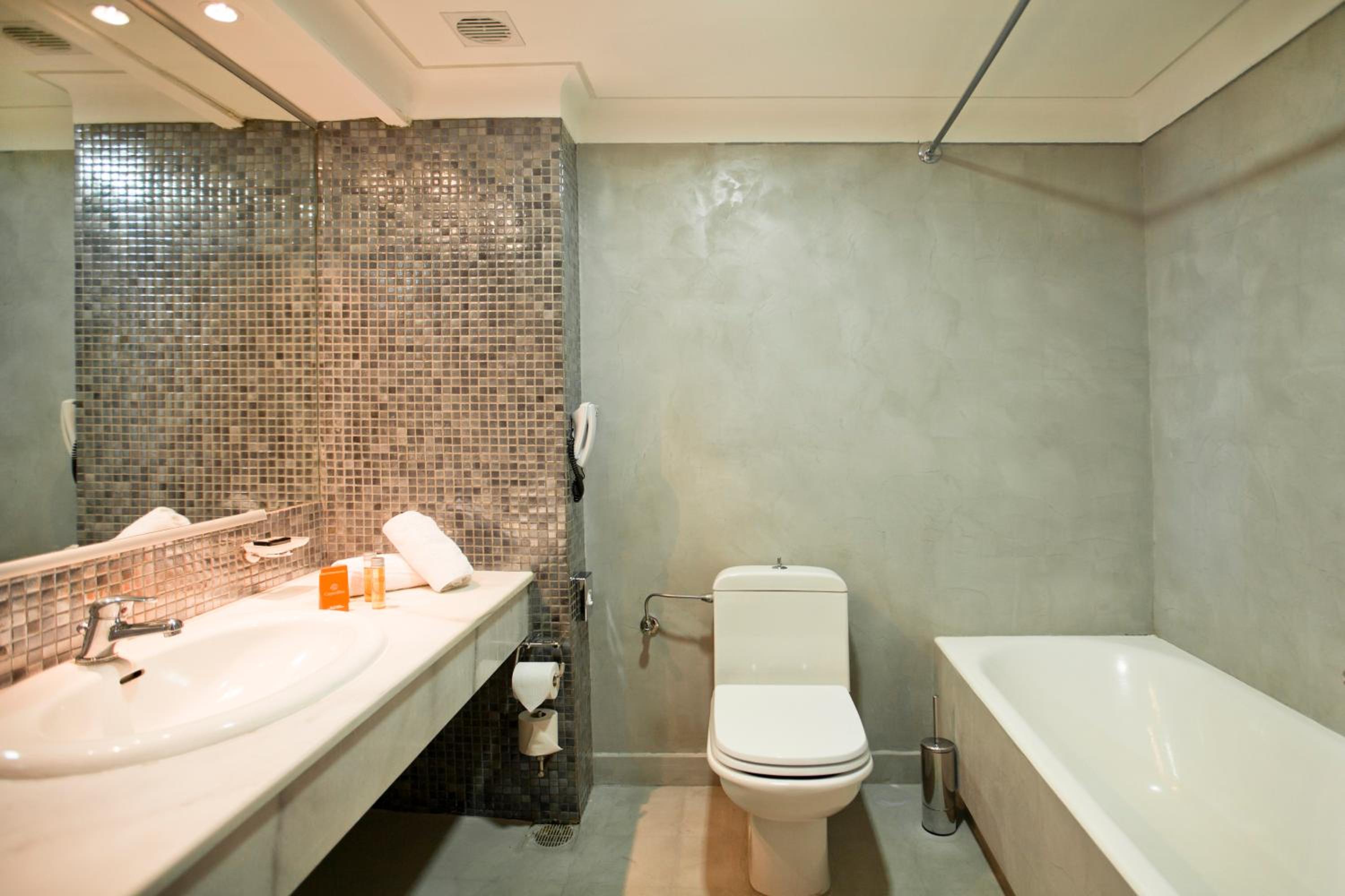 Executive Suite (2 Adults & 2 Children)