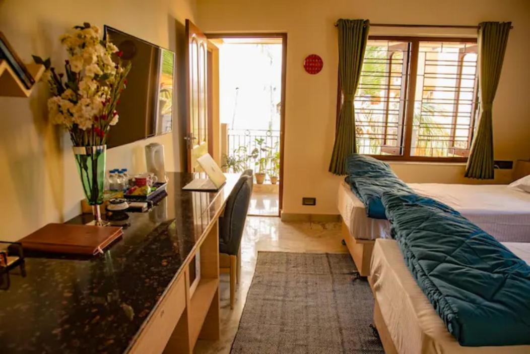 Deluxe Double Room with Balcony - Photo 10