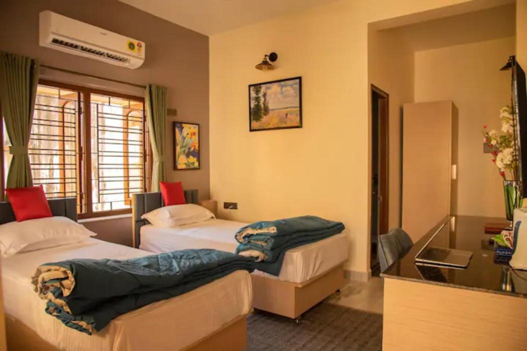 Deluxe Double Room with Balcony - Photo 13