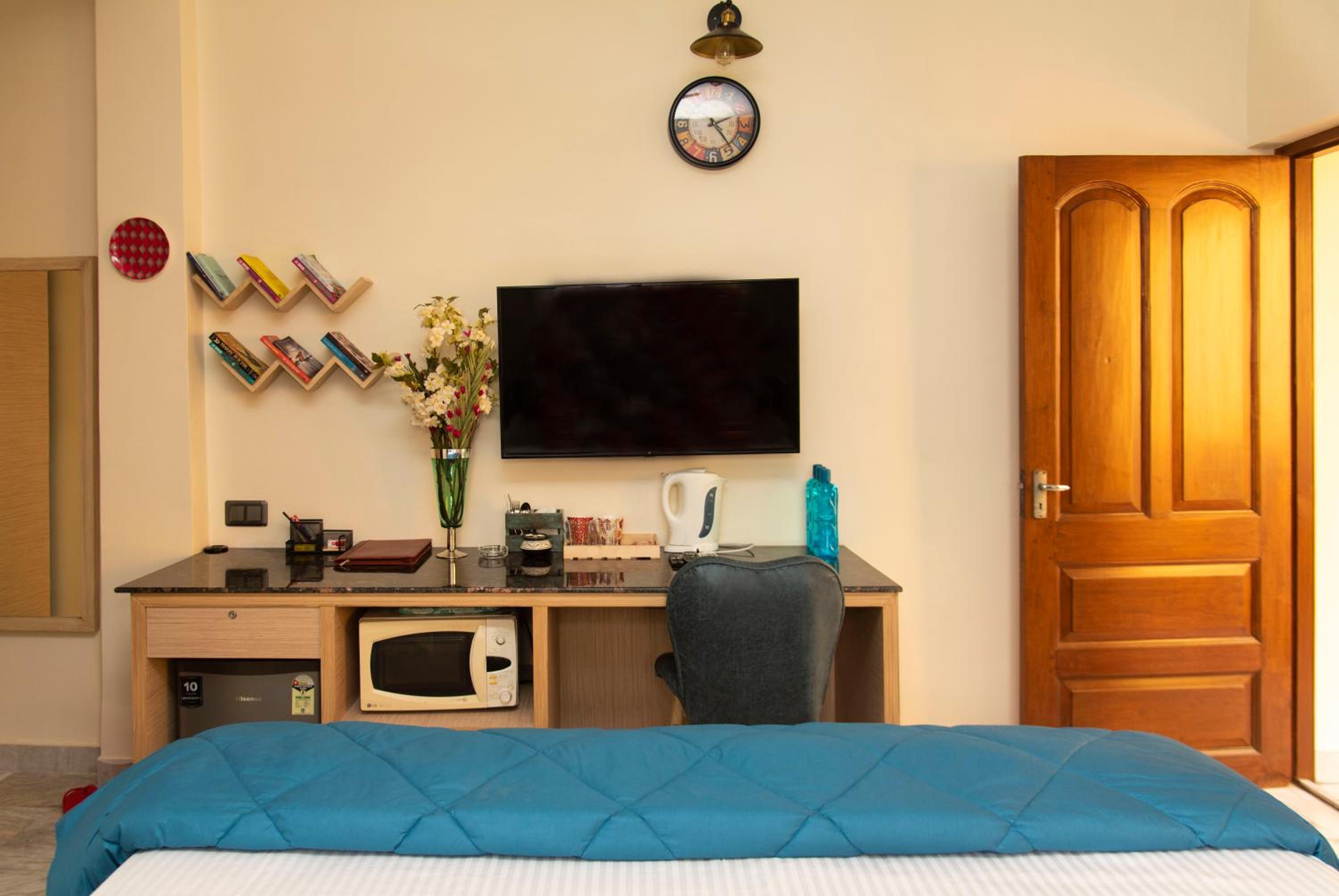 Deluxe Double Room with Balcony - Photo 9